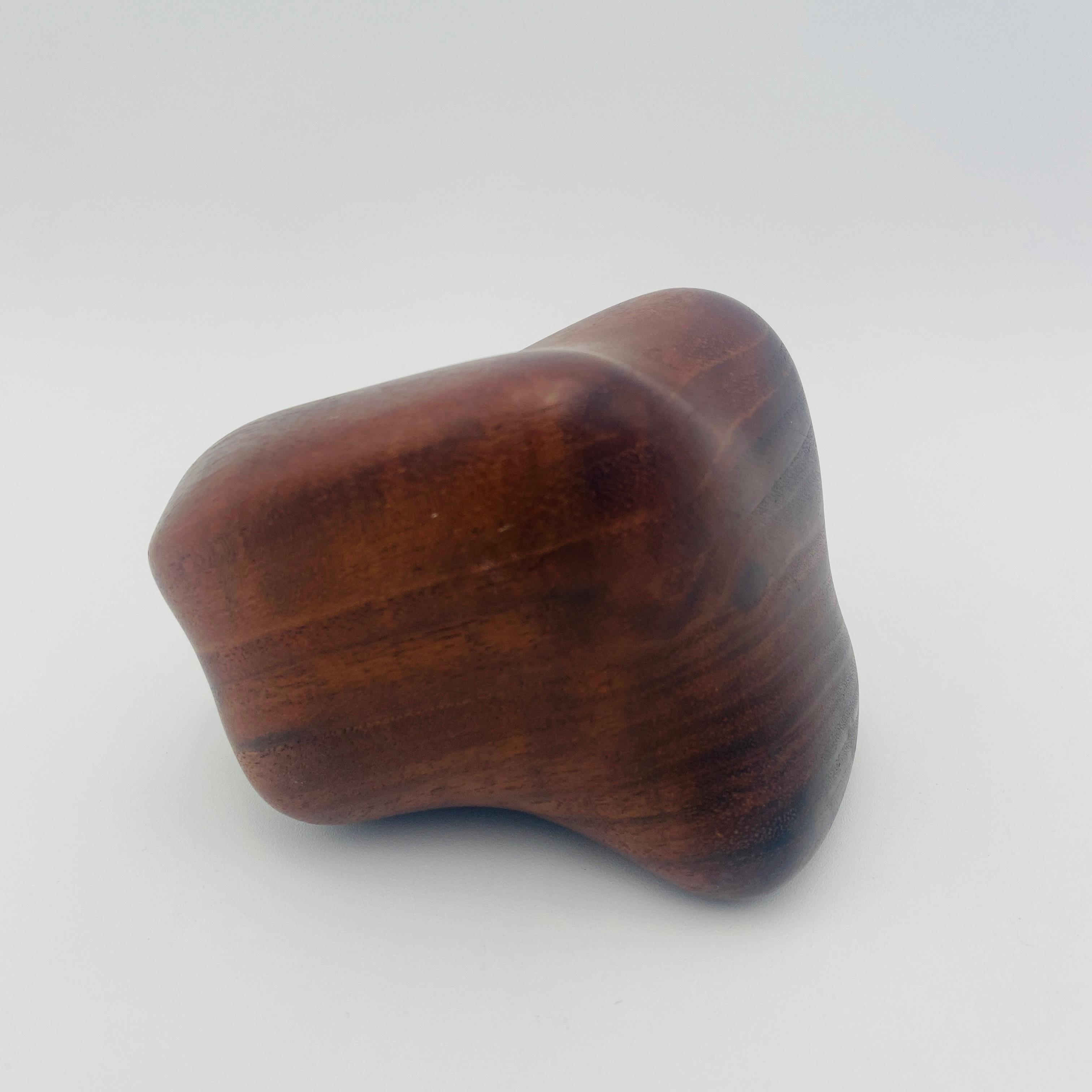 Intagliato a mano Scultura astratta biomorfa in teak della metà del secolo scorso in vendita