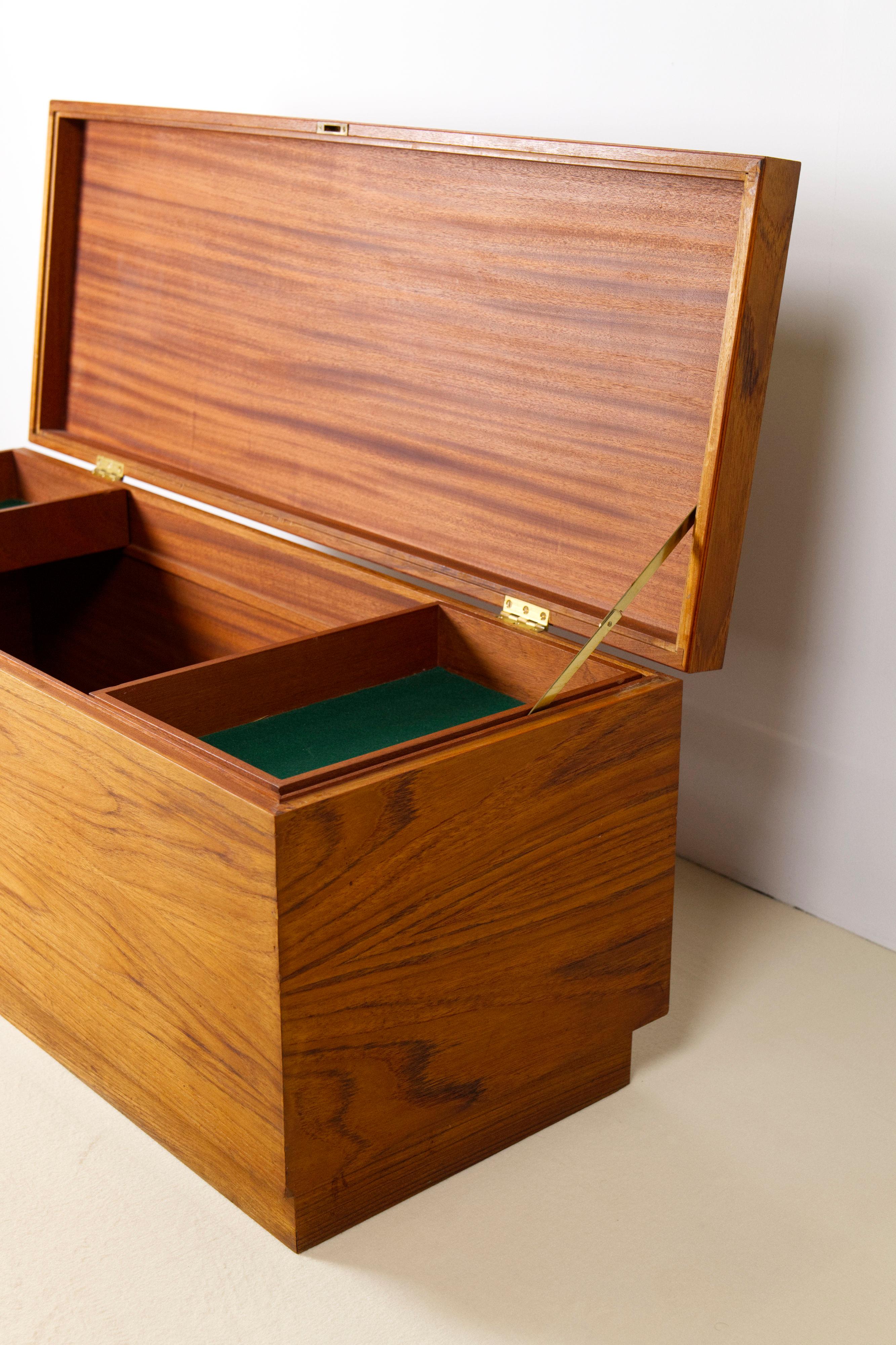 Coffre à couvertures en teck du milieu du siècle par Riis Antonsen, Danemark, années 1960 en vente 6