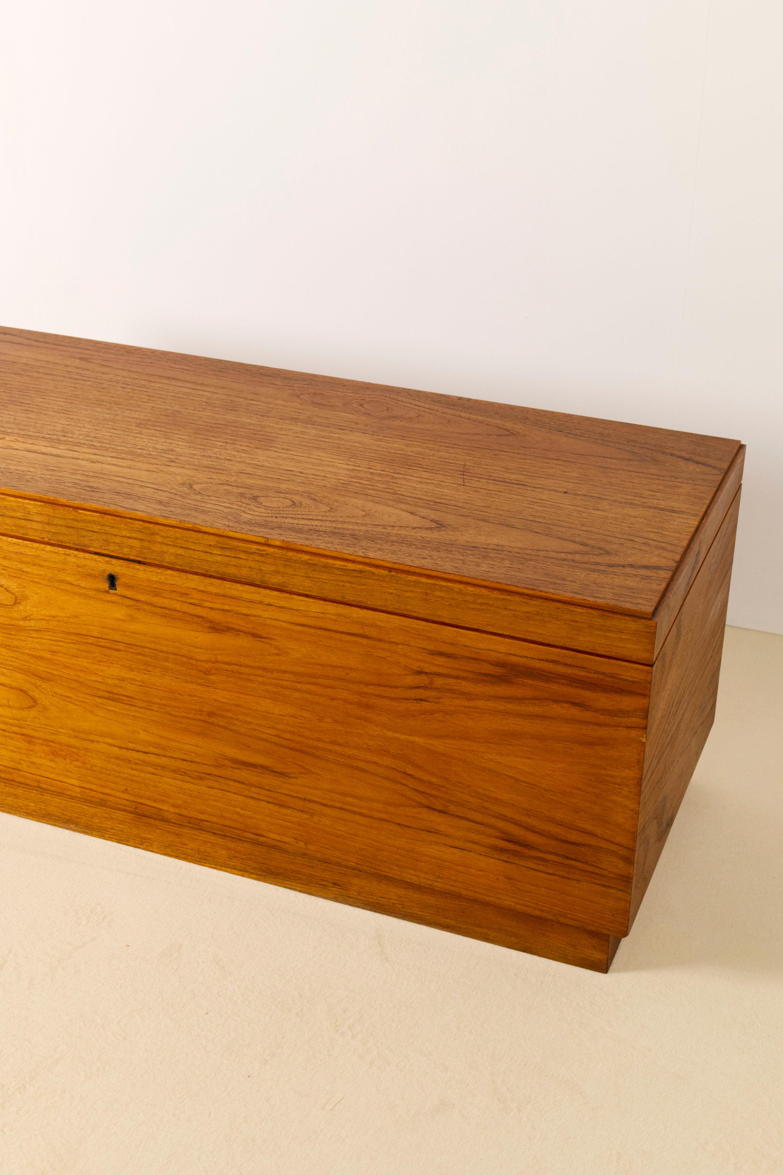 Coffre à couvertures en teck du milieu du siècle par Riis Antonsen, Danemark, années 1960 en vente 9