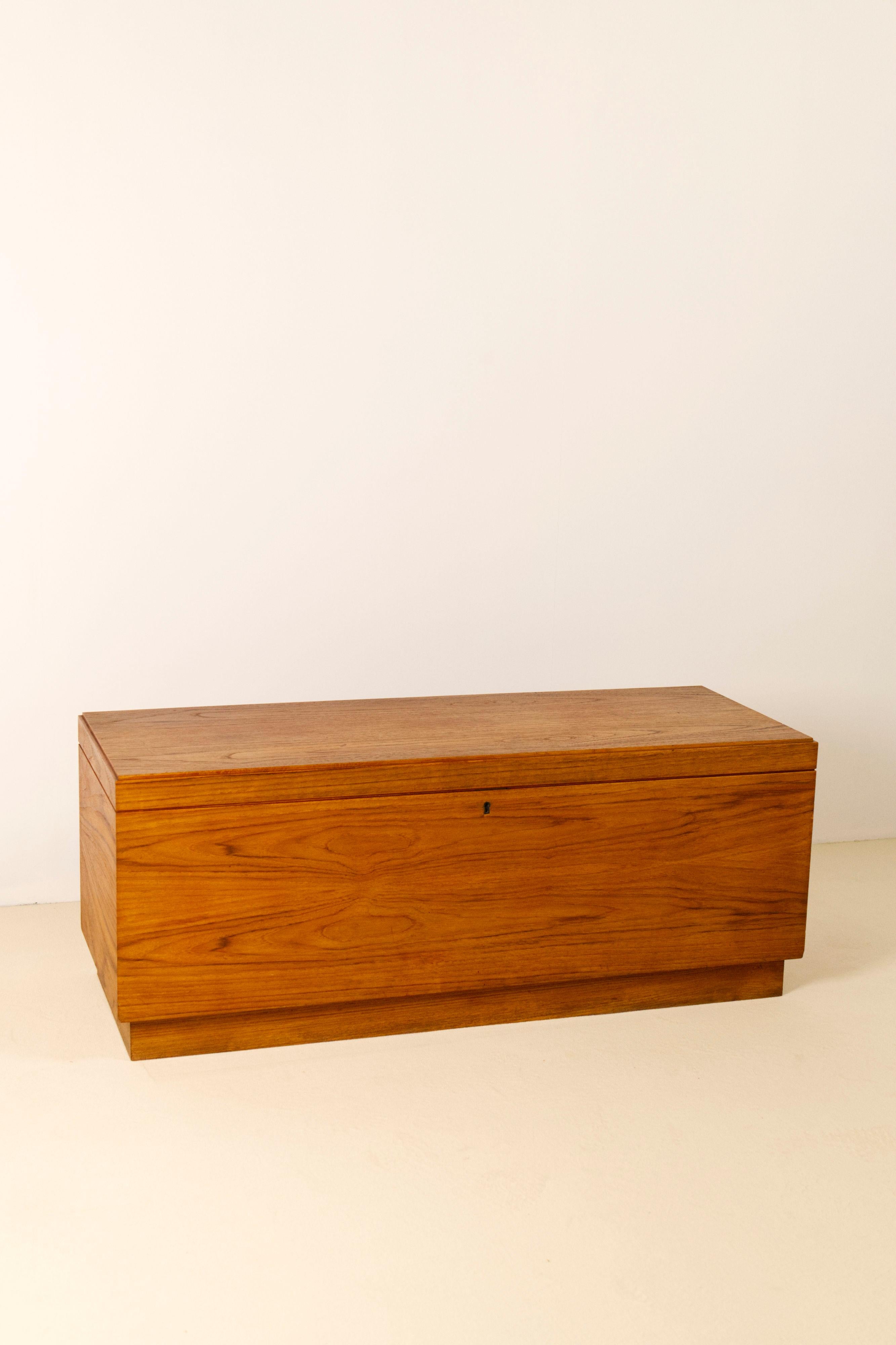 Scandinave moderne Coffre à couvertures en teck du milieu du siècle par Riis Antonsen, Danemark, années 1960 en vente