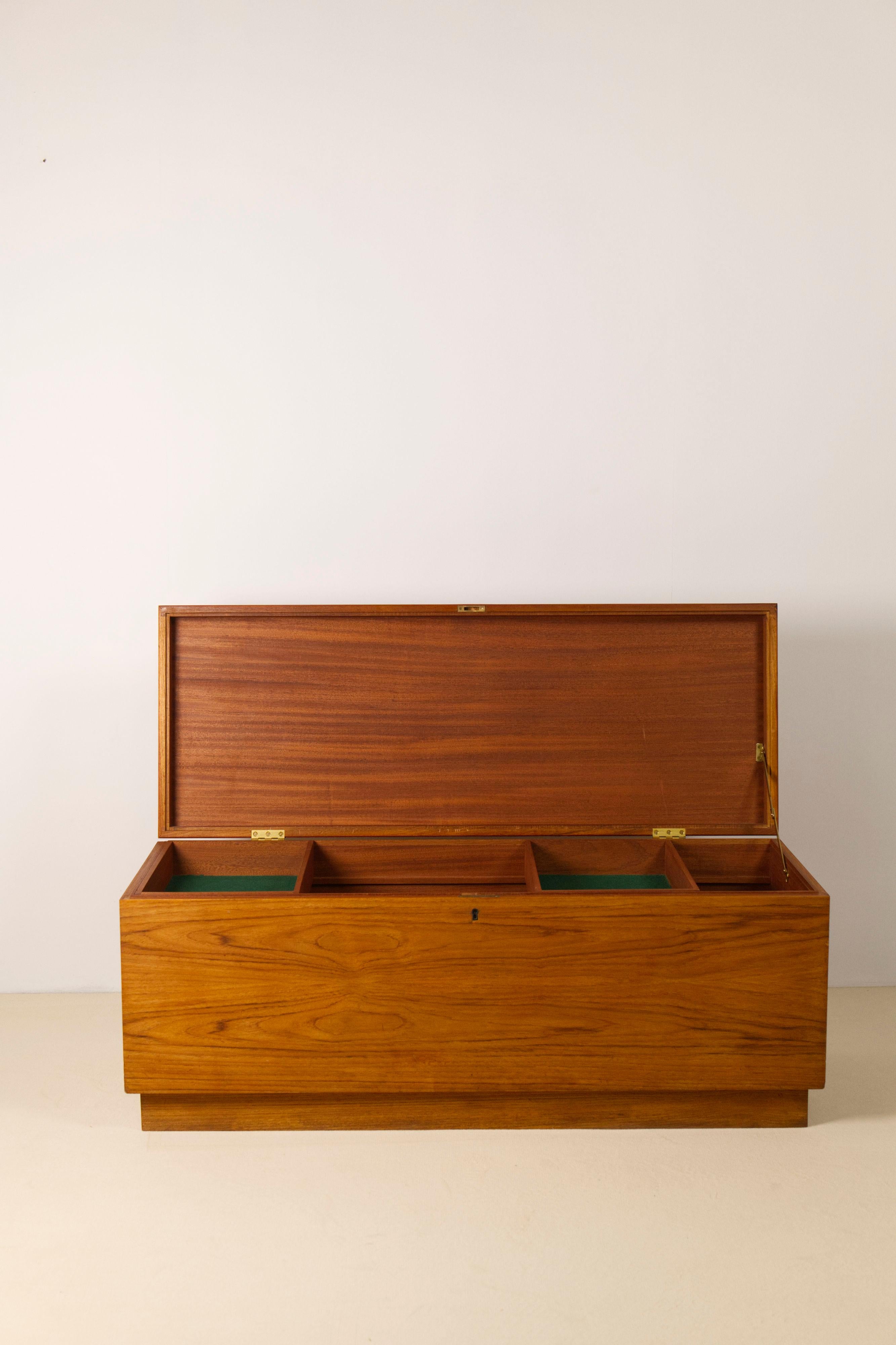 Coffre à couvertures en teck du milieu du siècle par Riis Antonsen, Danemark, années 1960 Bon état - En vente à Balen, BE
