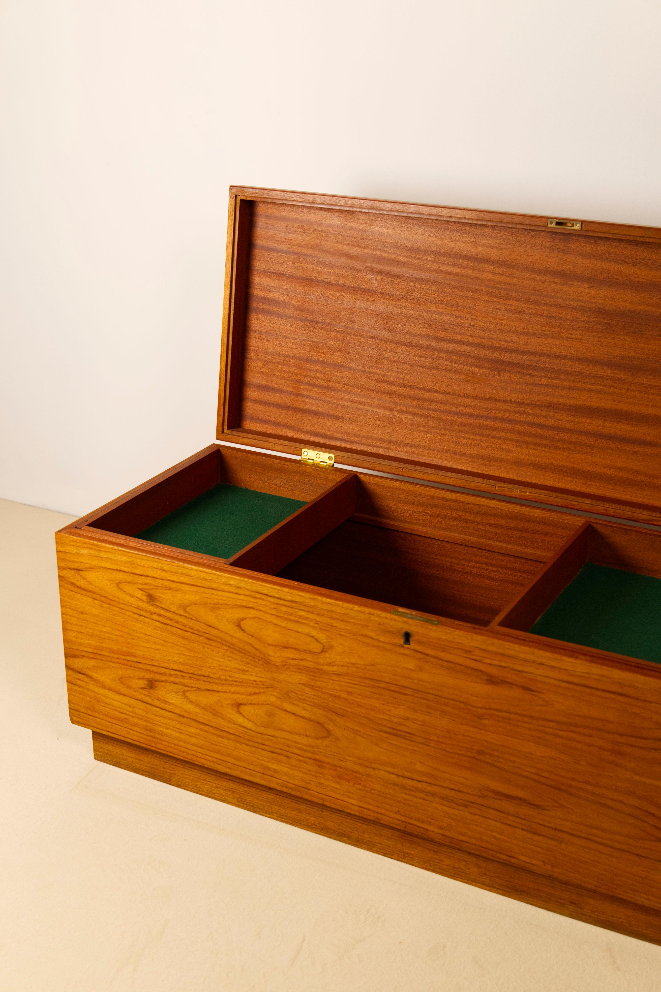 Milieu du XXe siècle Coffre à couvertures en teck du milieu du siècle par Riis Antonsen, Danemark, années 1960 en vente