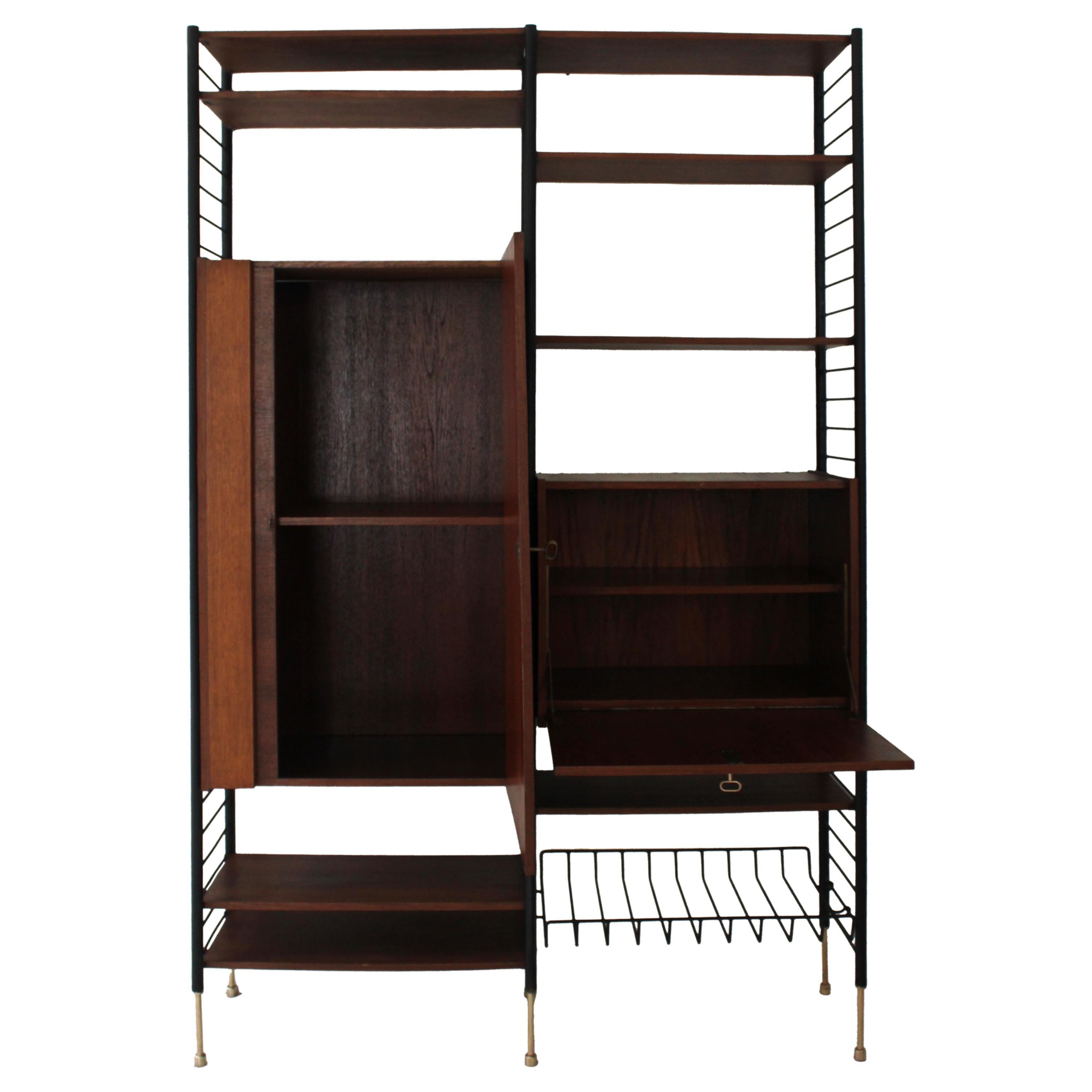 Elegante libreria italiana di metà secolo realizzata in teak, con struttura in metallo laccato nero e raffinati dettagli in ottone. Progettato dal famoso architetto e designer Ico Parisi, questo pezzo incarna lo stile sofisticato e funzionale che