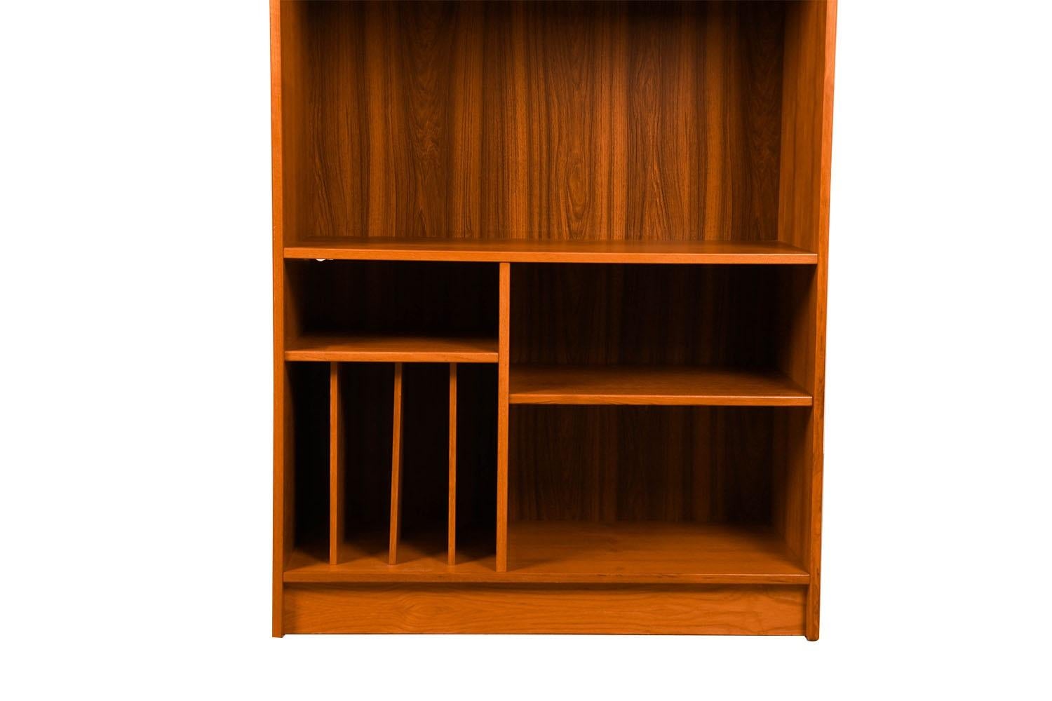 Fantastische Mitte des Jahrhunderts Teakholz, Bücherregal Lagerung Schrank / Schrank. Dieses erstaunliche Vintage-Bücherregal und Aufbewahrungsschrank verfügt über ein oberes offenes Bücherregal mit zwei herausnehmbaren Fachböden. Darunter befindet