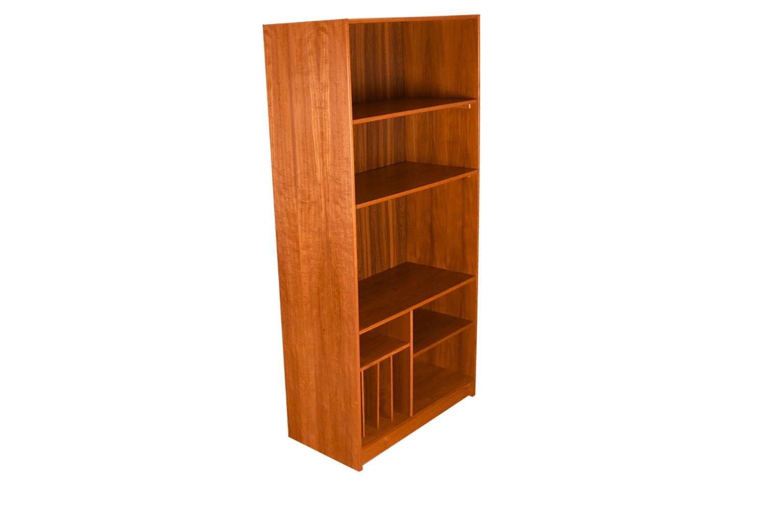 Mid-Century Teak Bücherregal (Moderne der Mitte des Jahrhunderts) im Angebot