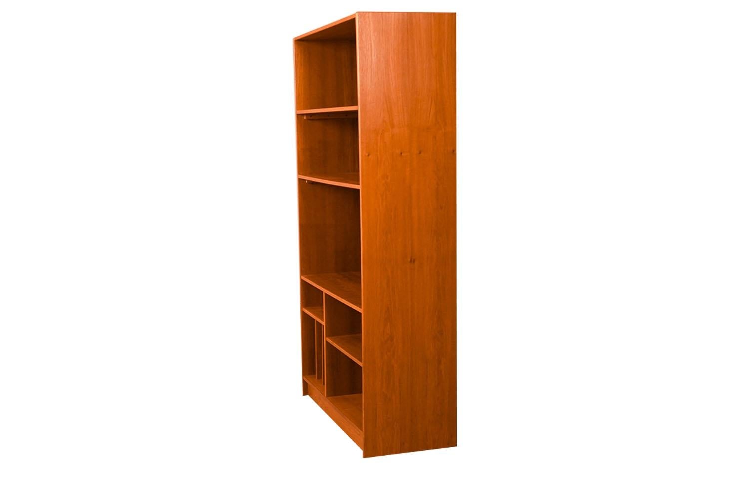 Mid-Century Teak Bücherregal im Zustand „Relativ gut“ im Angebot in Baltimore, MD
