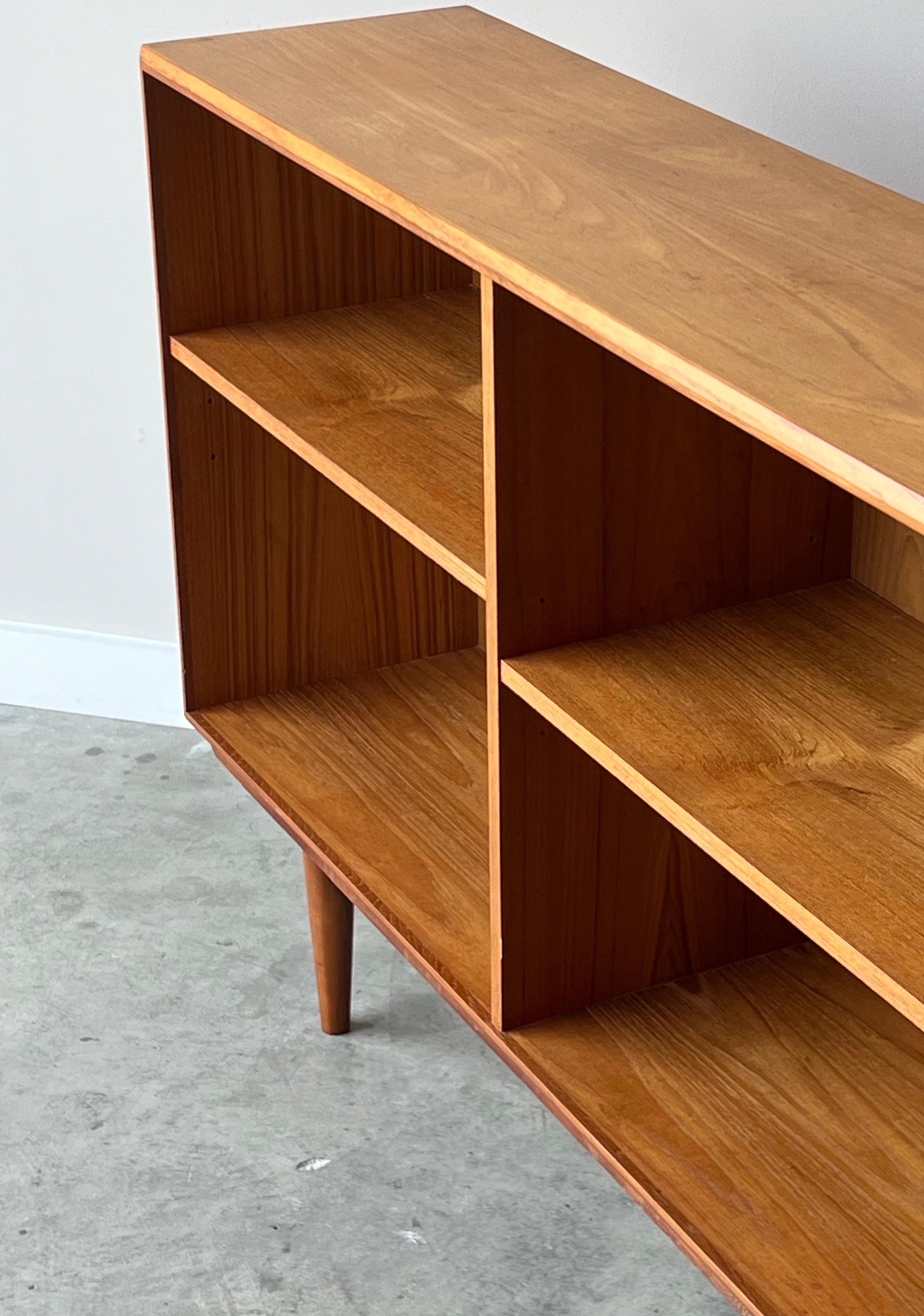 Mid-Century Teak Bookshelf In Good Condition In Raleigh, NC