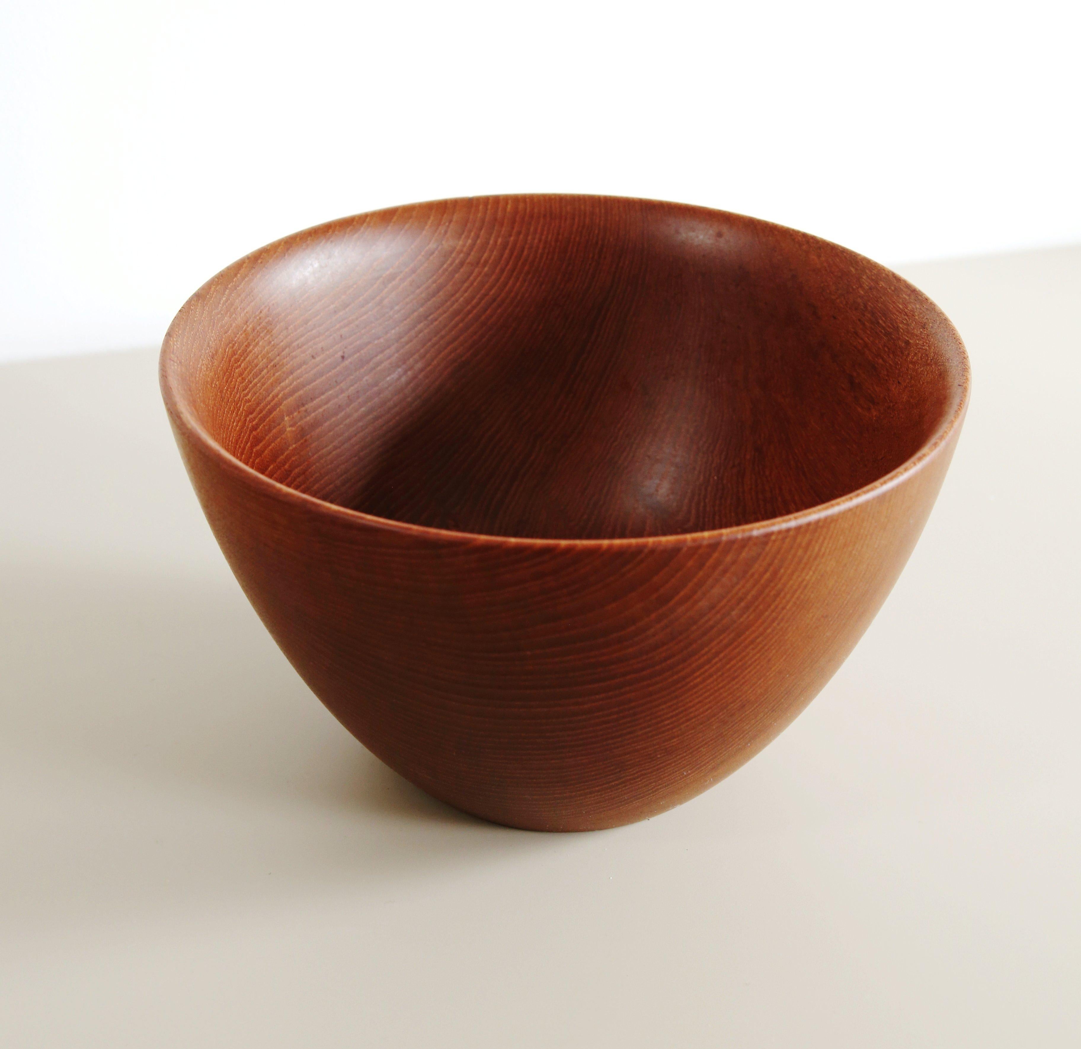 Mid Century teak bowl by Galatix In Good Condition For Sale In London, GB