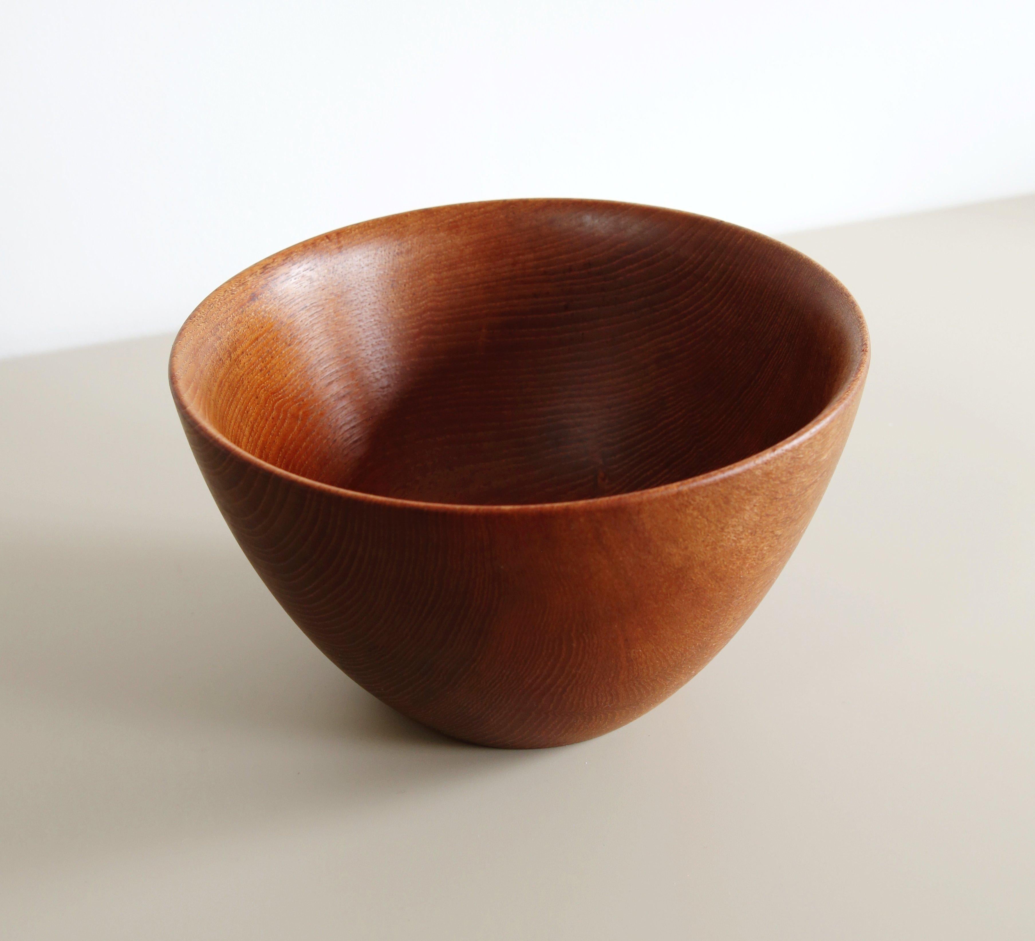 Mid Century teak bowl by Galatix In Good Condition For Sale In London, GB