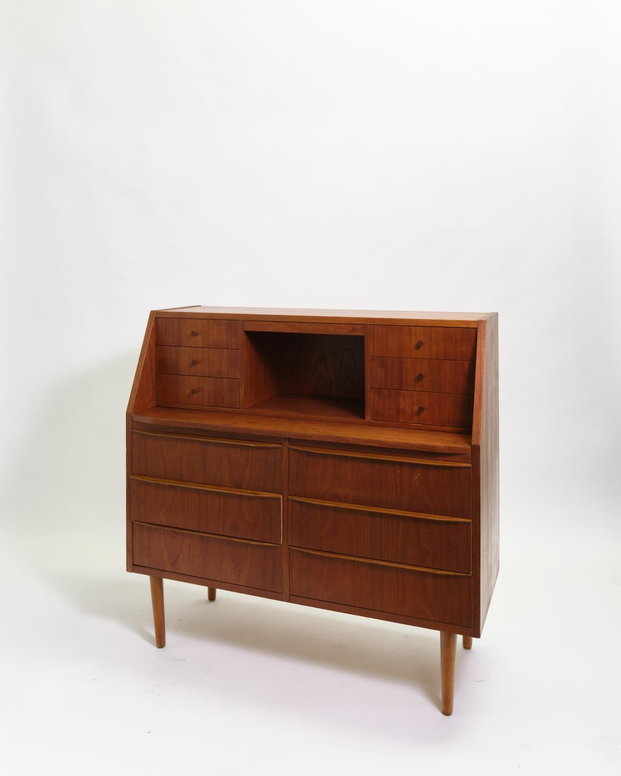 Teak bureau with six small draws and galley over six further draws. 

Created in circa 1960s/70s.

Dimensions: H98 x W100 x D40 cm.
