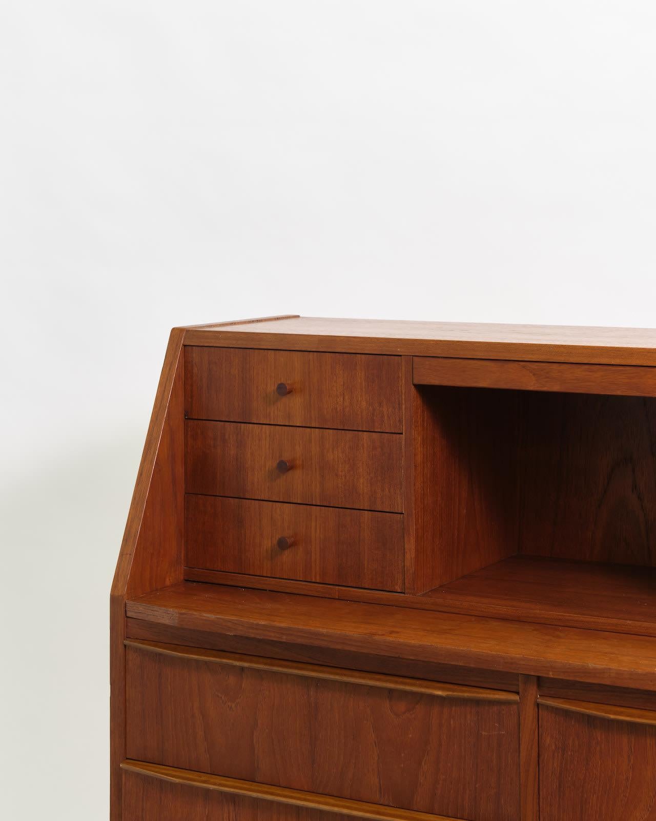 Mid-Century Modern Table de bureau en teck du milieu du siècle avec tiroirs en vente