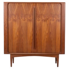 Teakholzschrank aus der Jahrhundertmitte von Bernhard Pedersen & Søn, Tambourtüren
