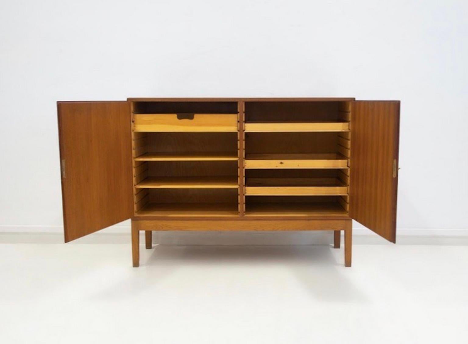 Scandinavo moderno Armadio in teak del metà secolo Modello 232 di Børge Mogensen in vendita
