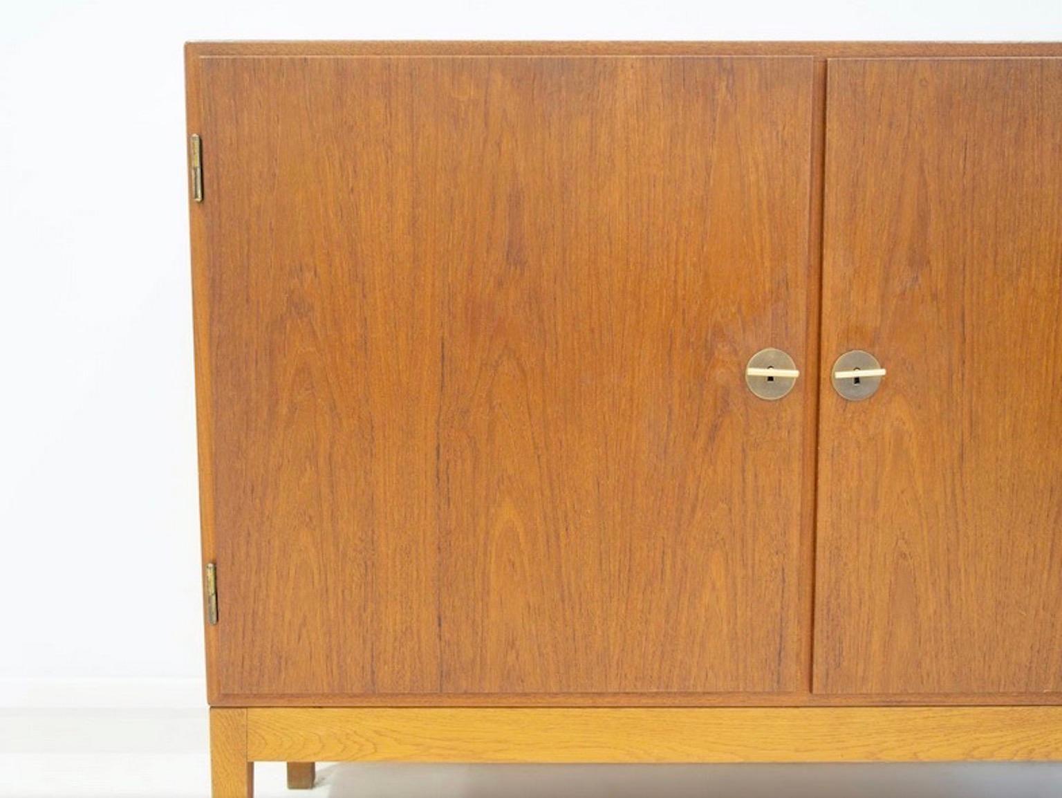 Armadio in teak del metà secolo Modello 232 di Børge Mogensen In condizioni buone in vendita a Madrid, ES