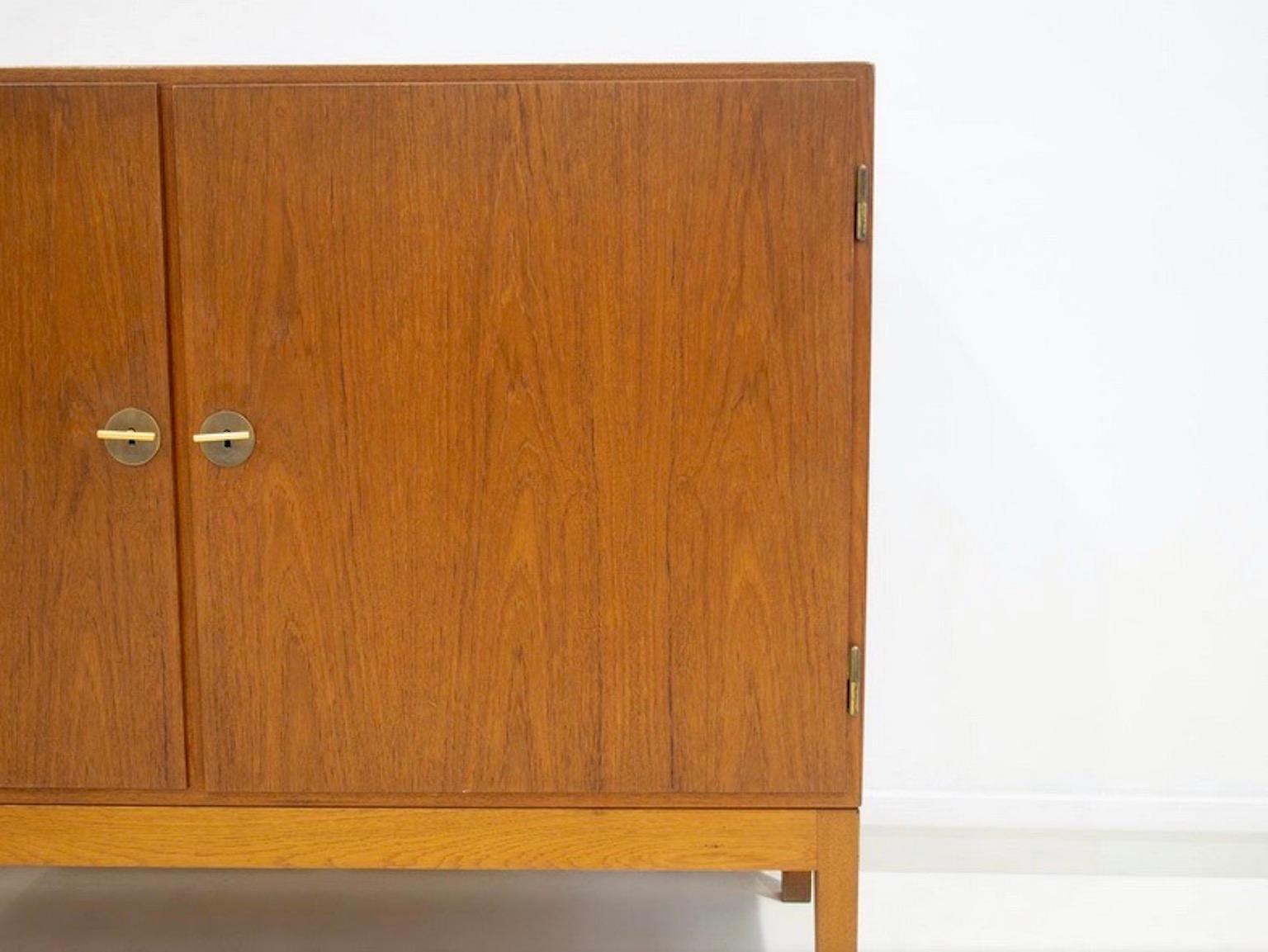 XX secolo Armadio in teak del metà secolo Modello 232 di Børge Mogensen in vendita