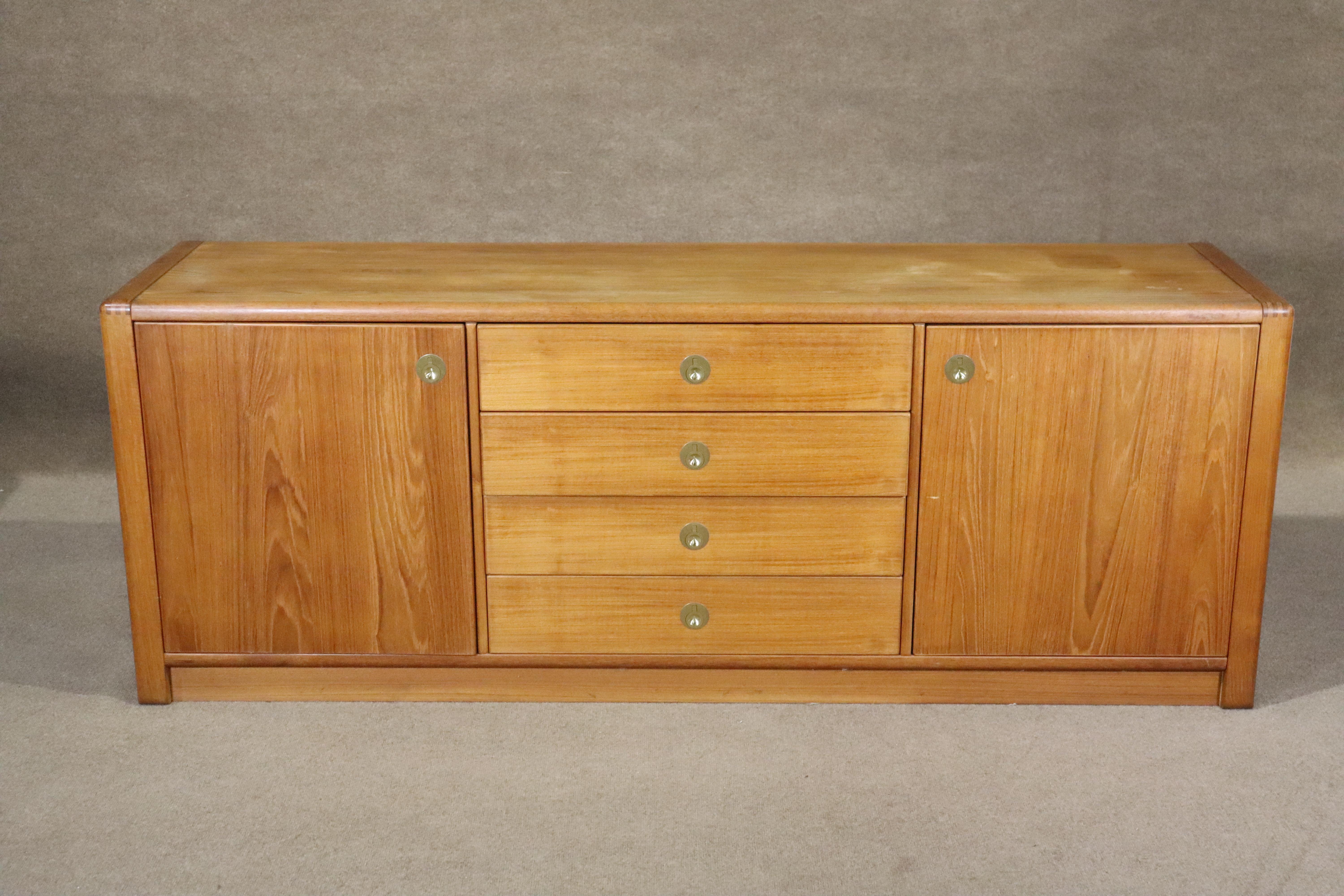 Mid-Century Vintage D-Scan “Captain” Credenza In Good Condition For Sale In Brooklyn, NY