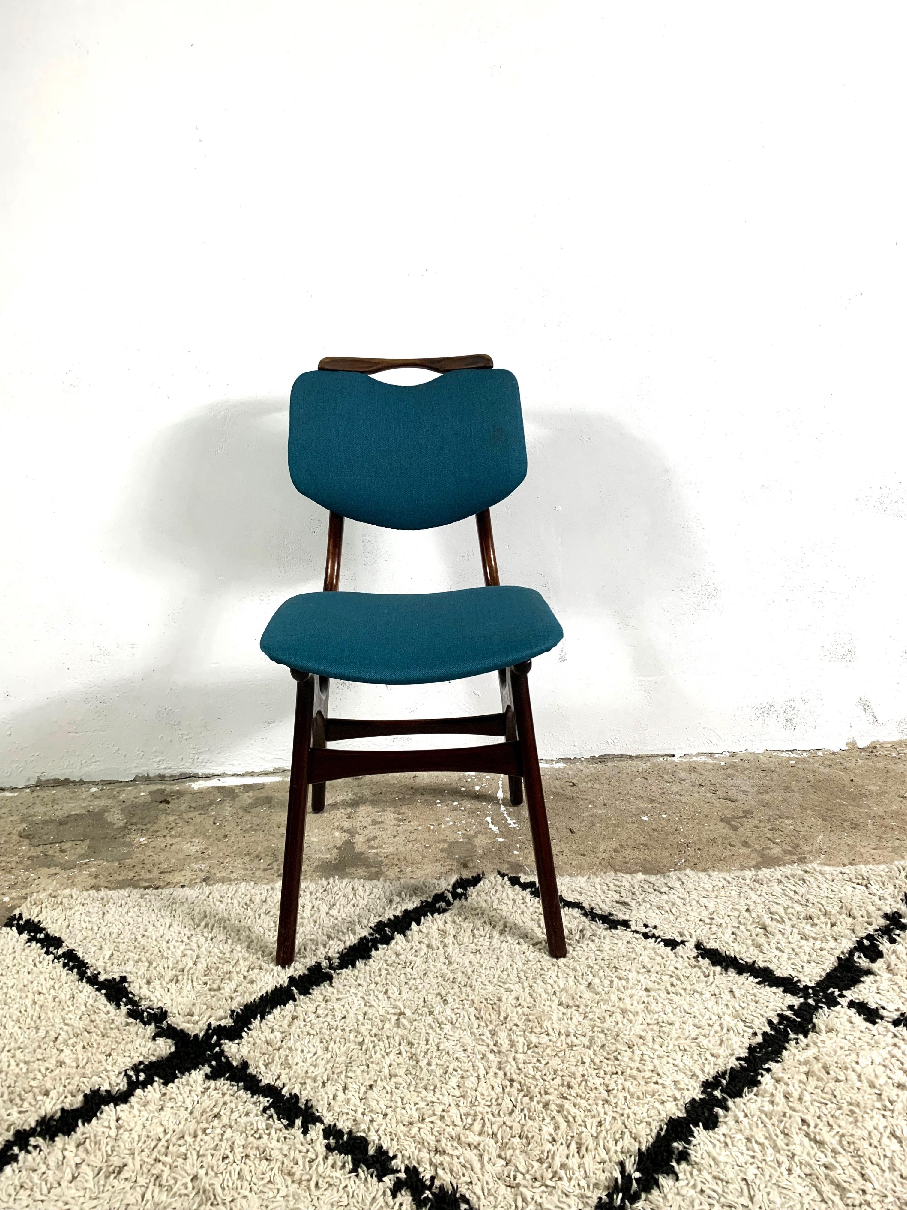 Une belle chaise en teck à la forme organique. Cadre en teck rénové, sellerie remplacée. Un accent de style