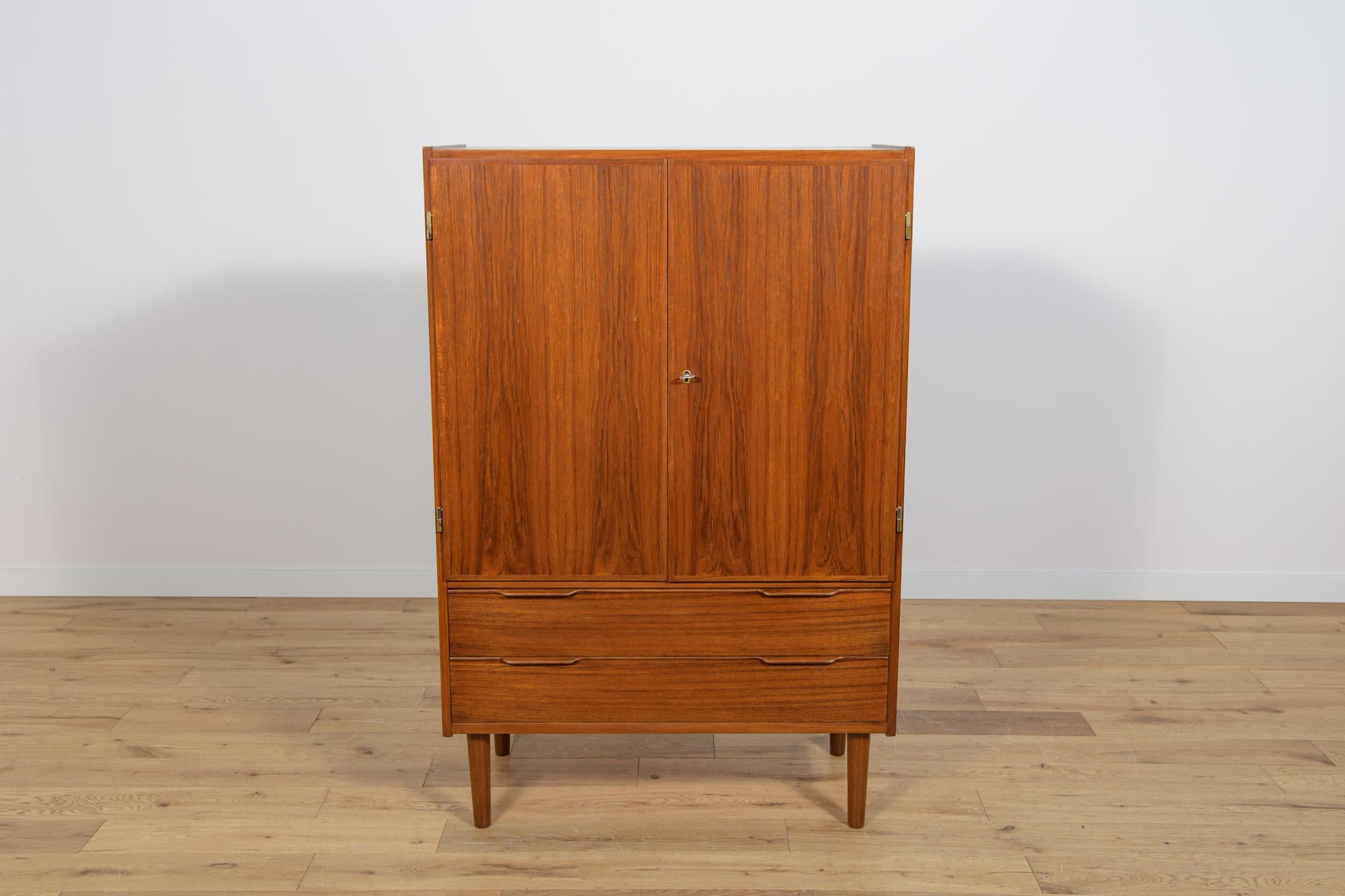 This mid century chest of drawers in teak was manufactured in the denmark the 1960s. The chest of drawers has 2 drawers and a cabinet with 3 shelves. Completely restored, teak elements have been cleaned from the old surface and finished with Danish