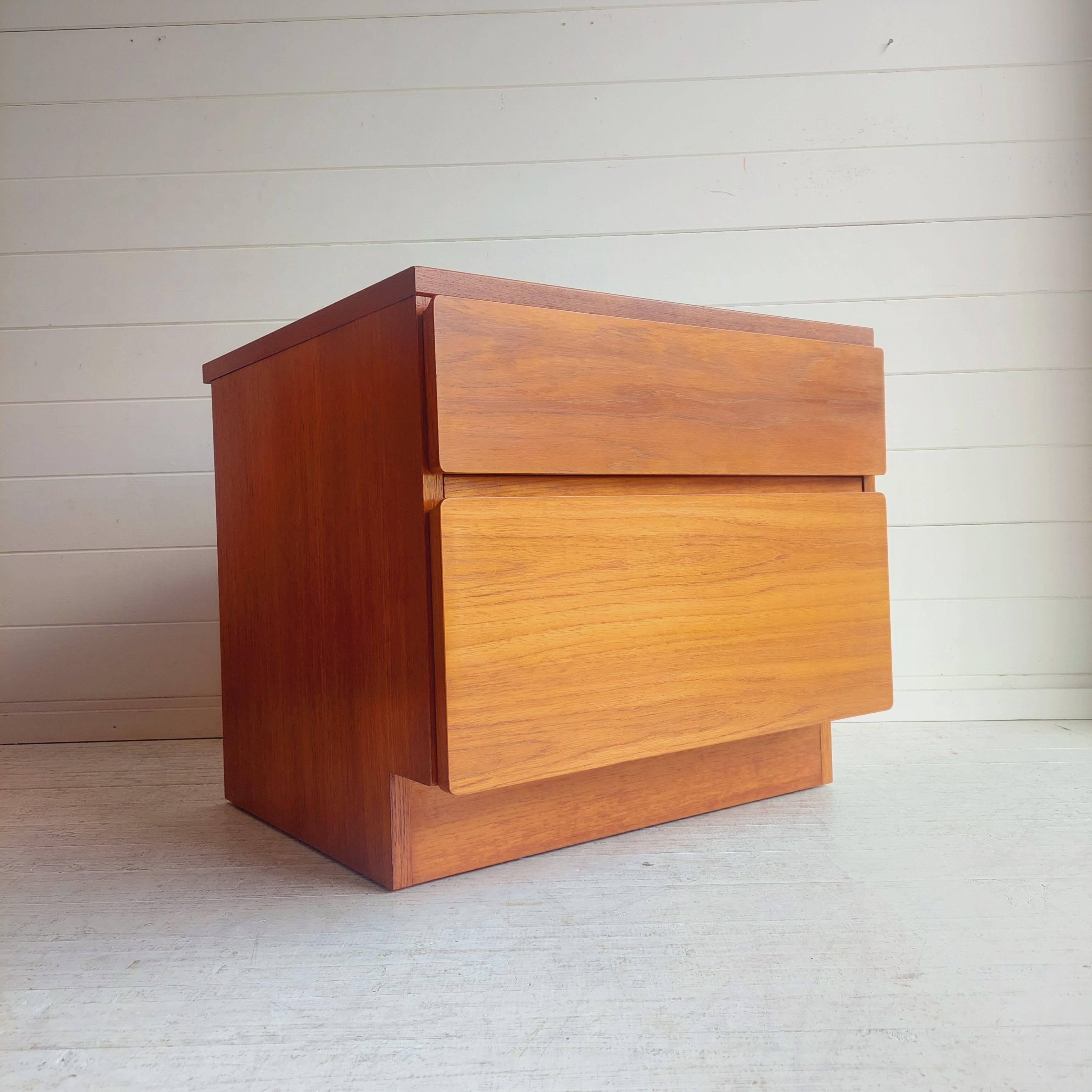 Mid century teak chest of drawers bedside table by Beaver & Tapley, 1970s In Good Condition In Leamington Spa, GB