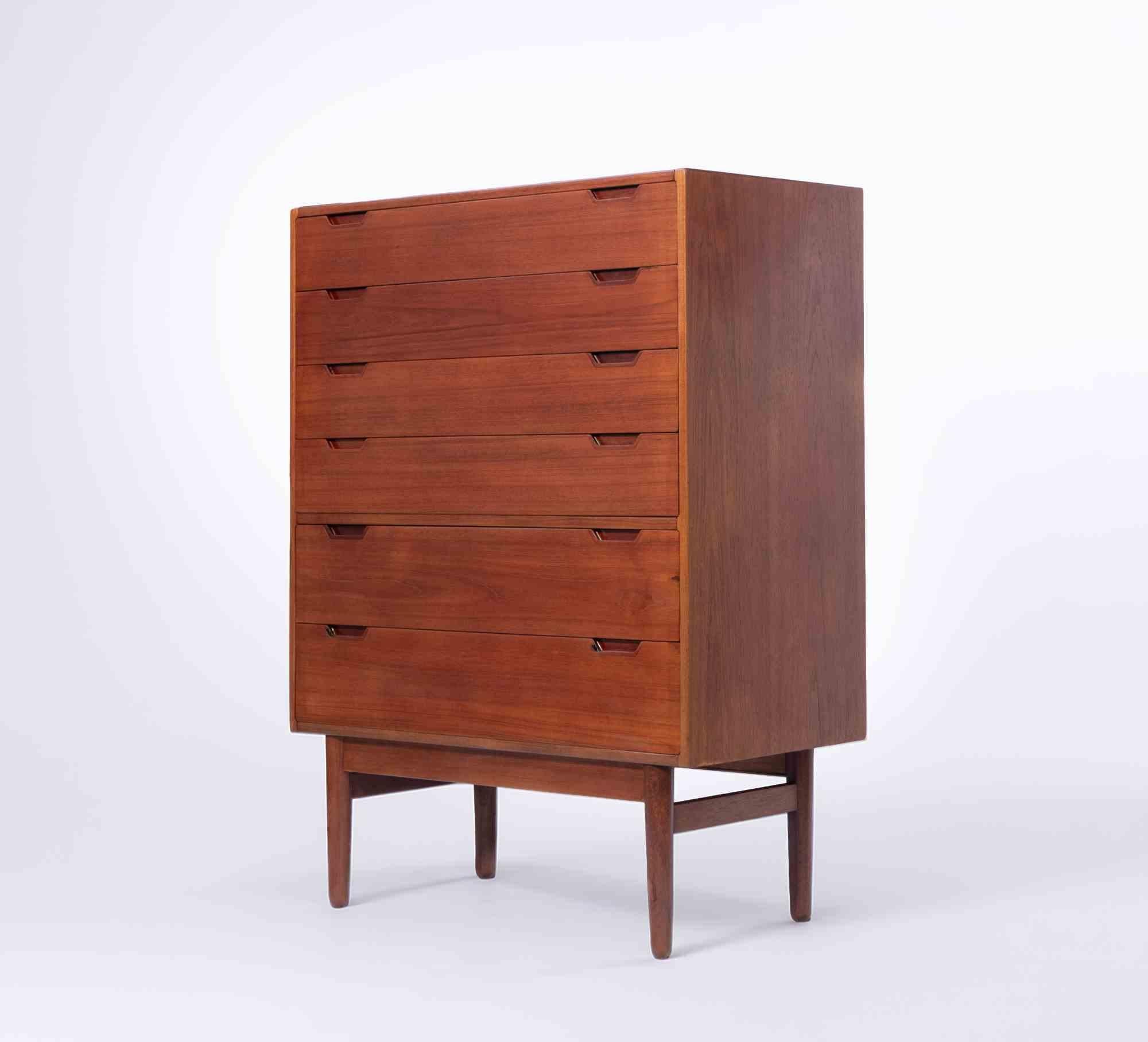 Cassettiera danese moderna finemente lavorata, disegnata da Svend Langkilde e prodotta da Langkilde Møbler, Copenaghen, negli anni Sessanta.

Realizzato in teak splendidamente scolpito, il pezzo esemplifica la raffinata sensibilità dei materiali e