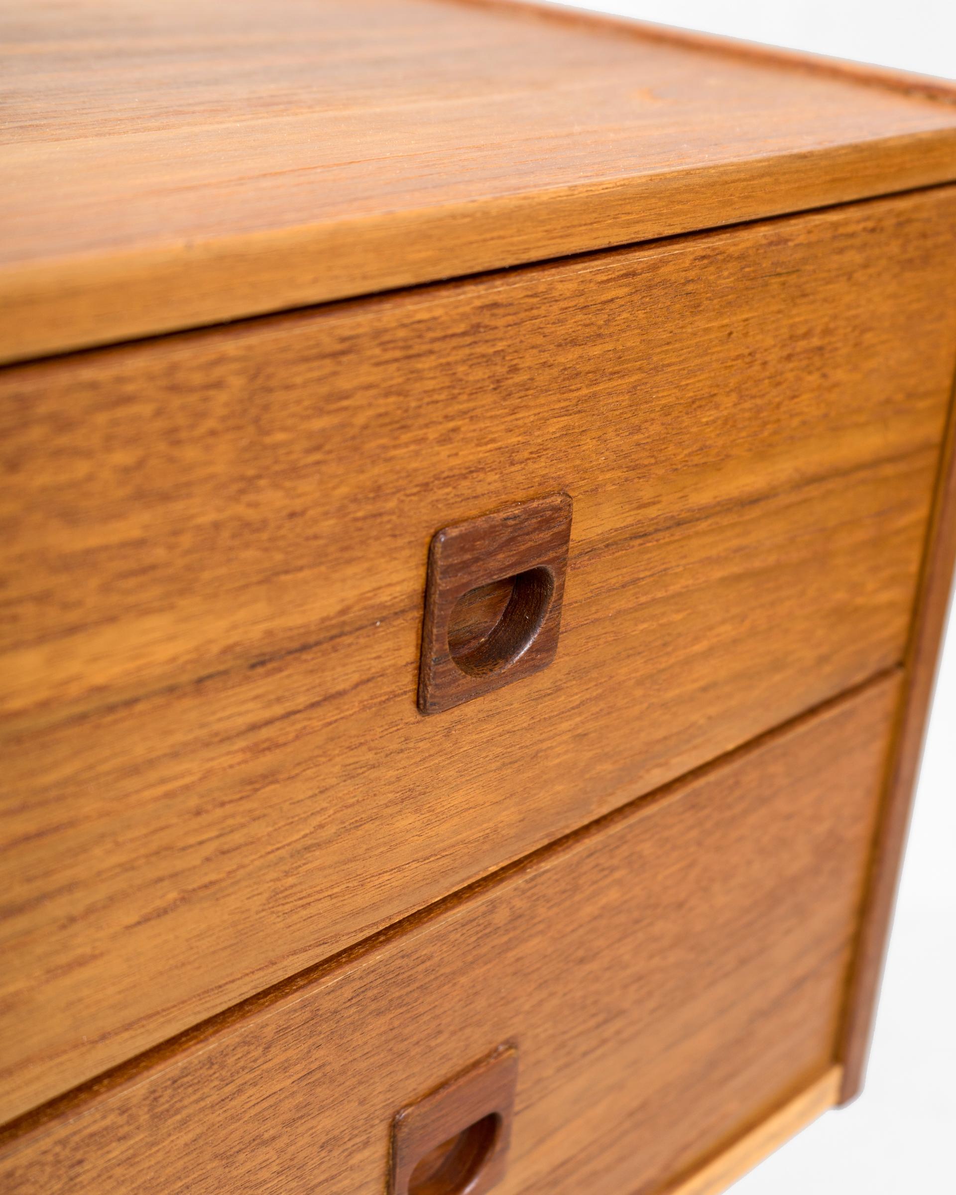 Mid Century Teak Chest of Drawers, Denmark, circa 1960 In Good Condition In CANGAS, ES