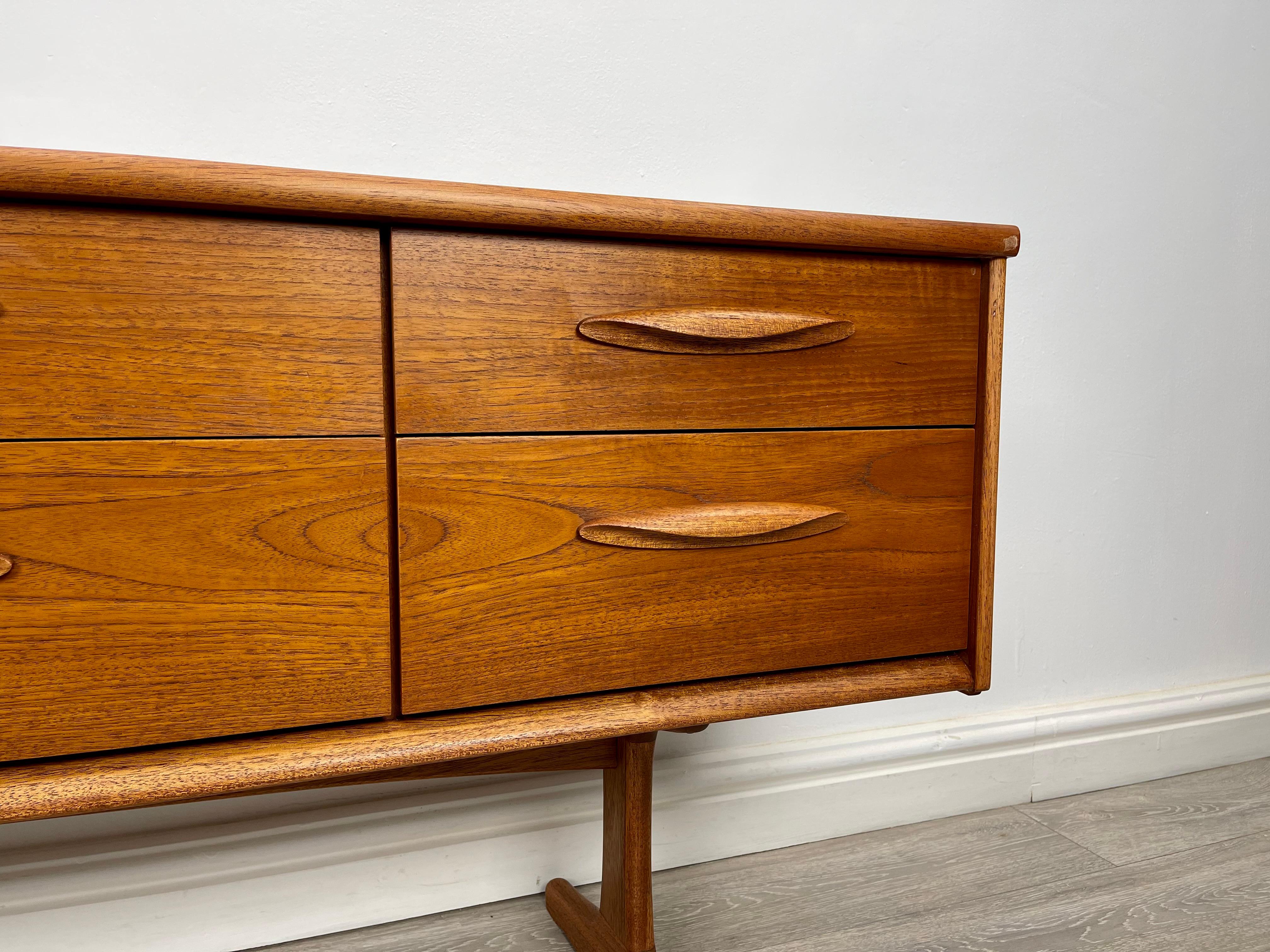 Mid Century Teak Chest Of Drawers  In Excellent Condition For Sale In Hull, GB