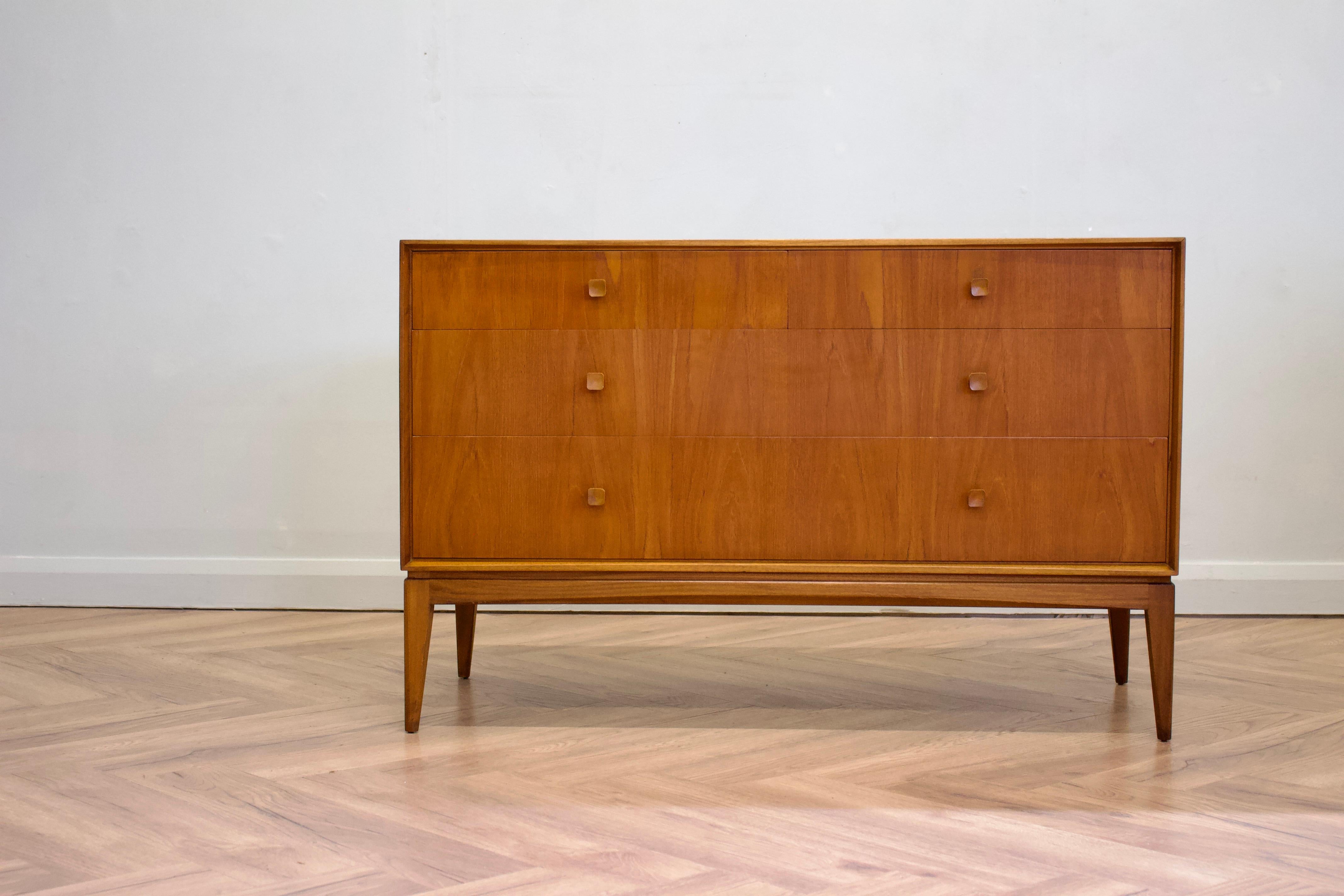 - Mid century chest of drawers
- Manufactured in the UK by Mcintosh
- Made from teak and teak veneer.