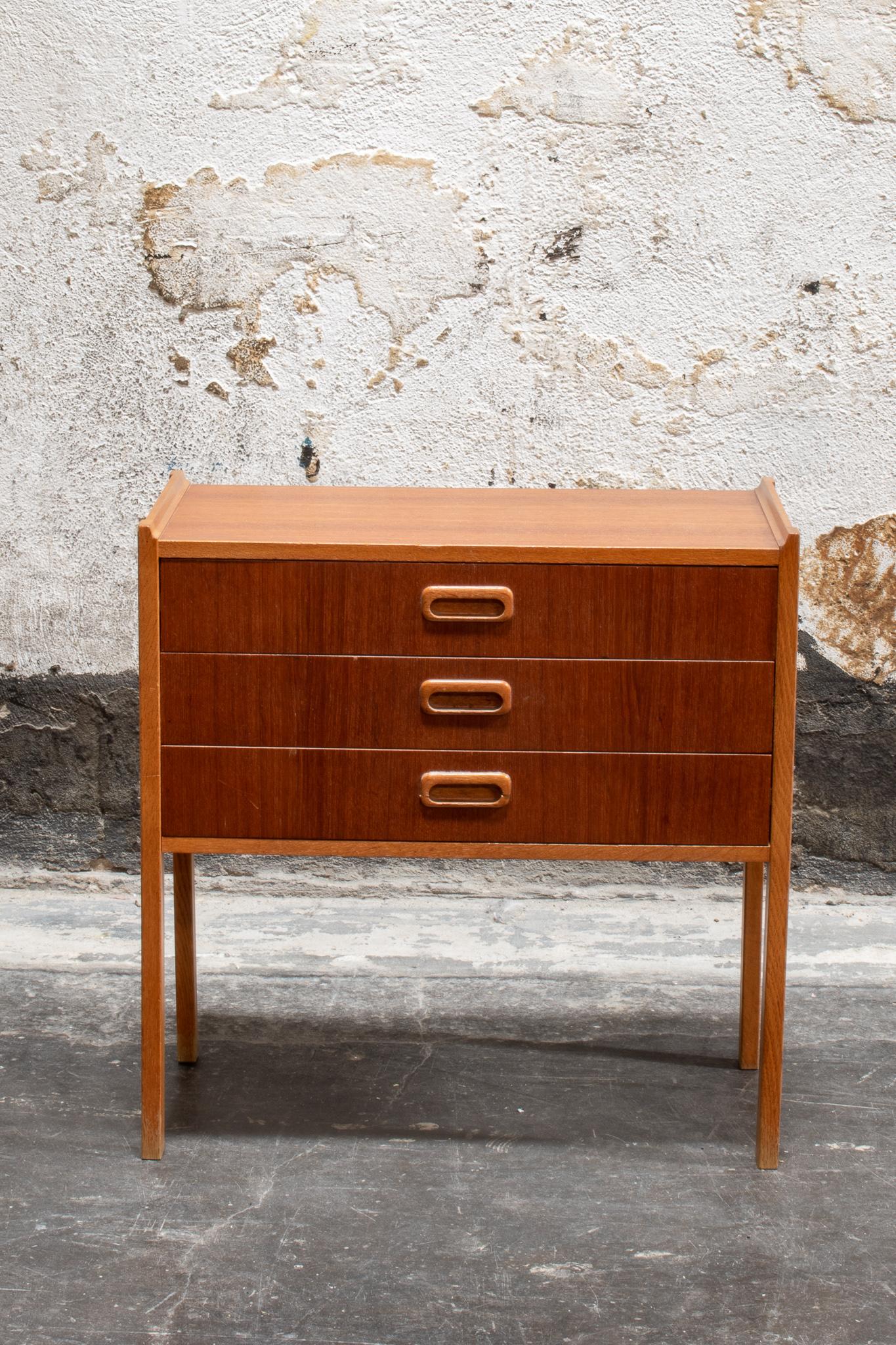 Mid-Century Modern Mid-Century Teak Chest of Drawers or Nightstand For Sale