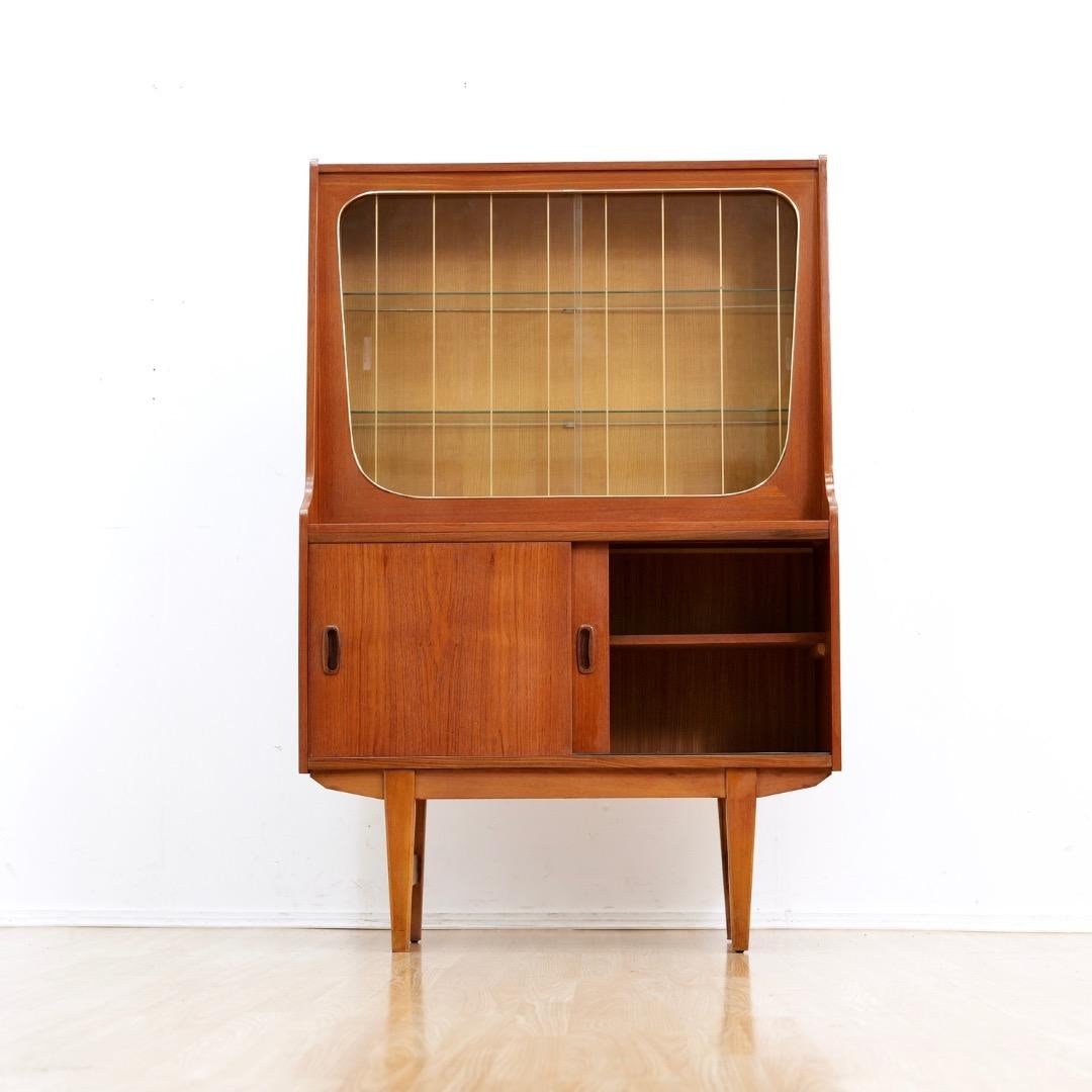 Mid-Century moderno Mid Century Teak China Display Cabinet in vendita