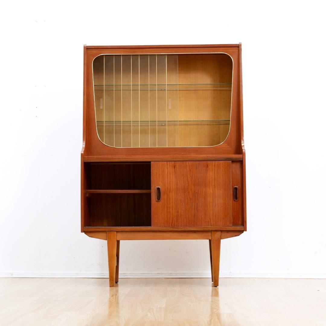 Mid Century Teak China Display Cabinet In condizioni buone in vendita a Los Angeles, CA