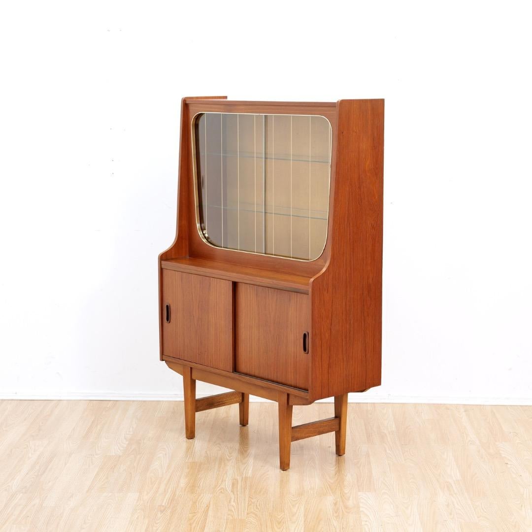 Metà XX secolo Mid Century Teak China Display Cabinet in vendita