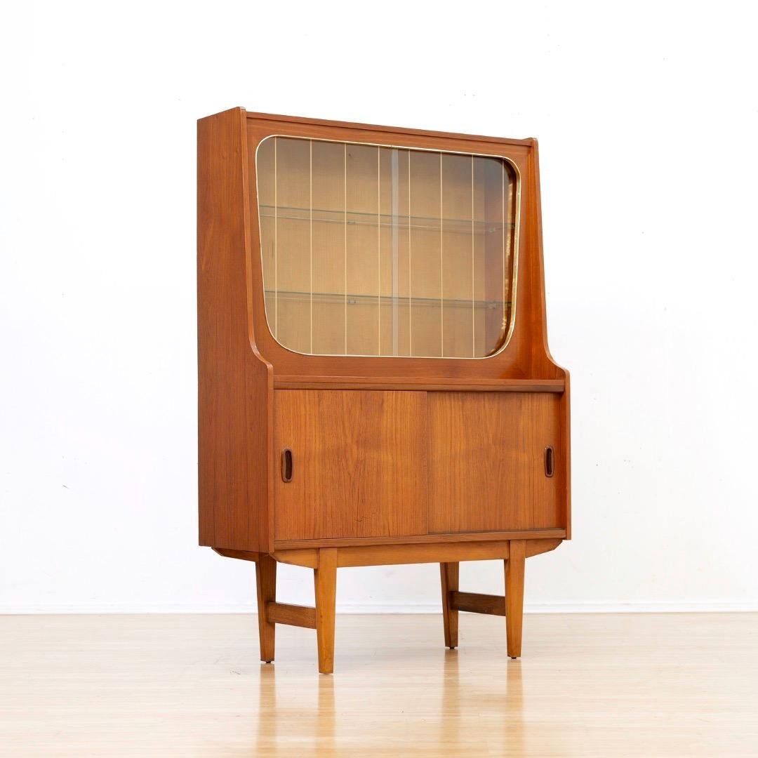 Vetro Mid Century Teak China Display Cabinet in vendita