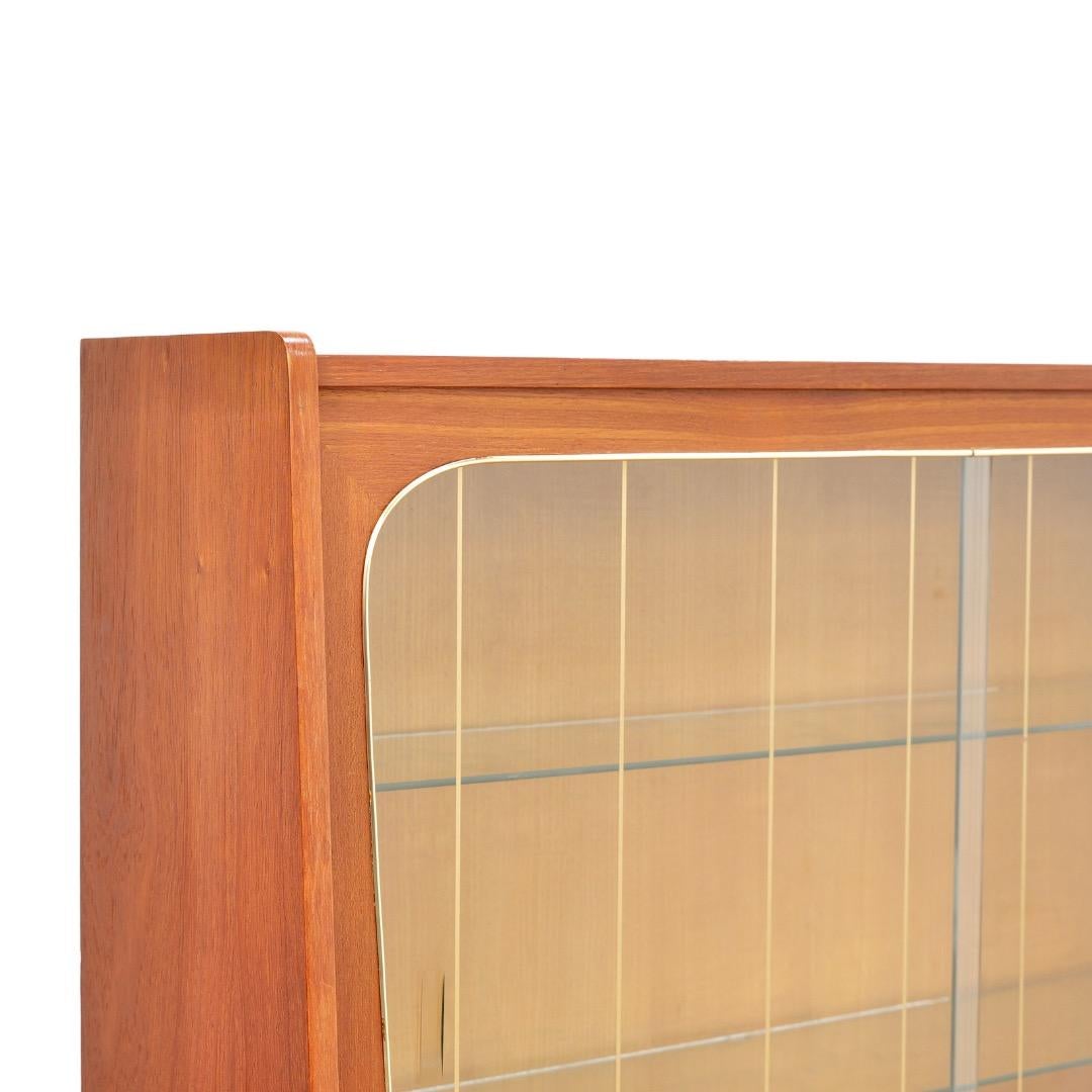 Mid Century Teak China Display Cabinet in vendita 2