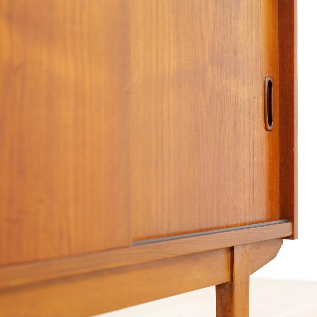 Mid Century Teak China Display Cabinet in vendita 3