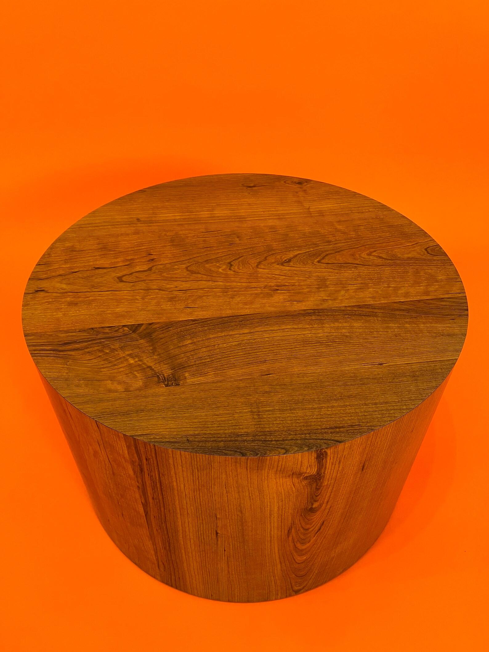 Mid-Century teak circle drum shaped coffee table end table 1970 Circa
Dimensions : diamètre 23,5 pouces 
Hauteur : 15,5 pouces 
Très bon état robuste et lourd
Le verre en forme de coeur et la chaise ne sont pas destinés à des fins de mise en scène