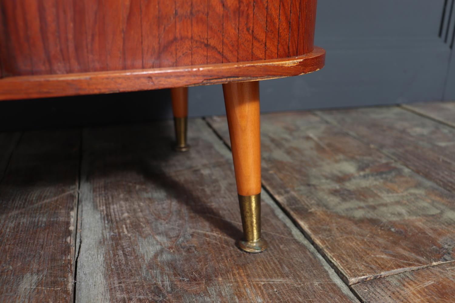 Mueble coctel de teca de mediados de siglo Teca en venta