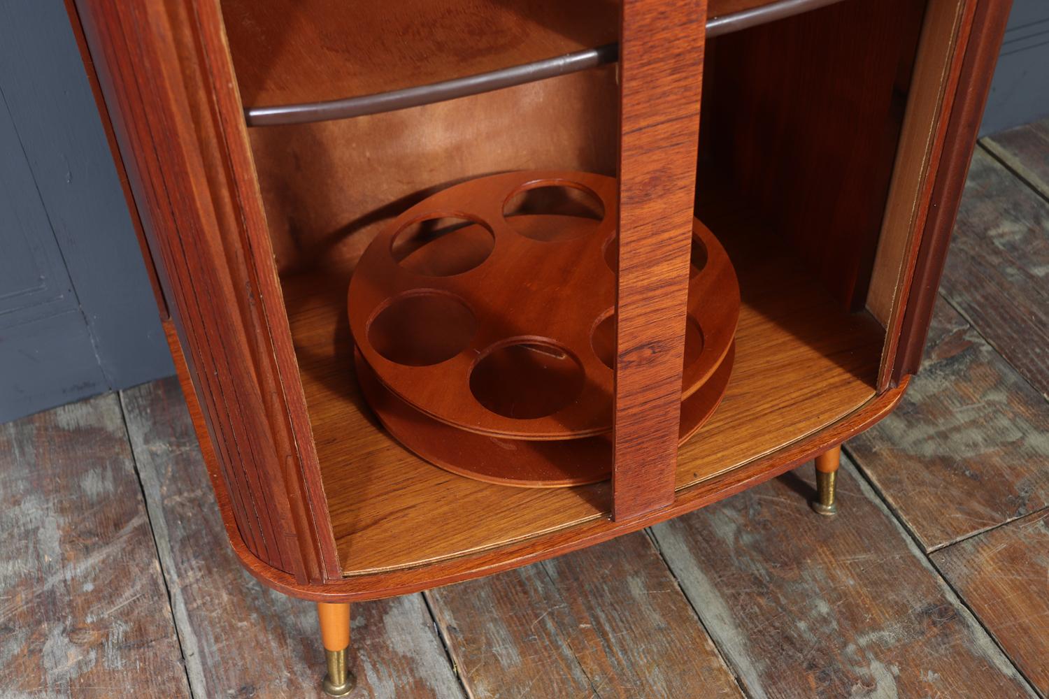 Mueble coctel de teca de mediados de siglo en venta 1