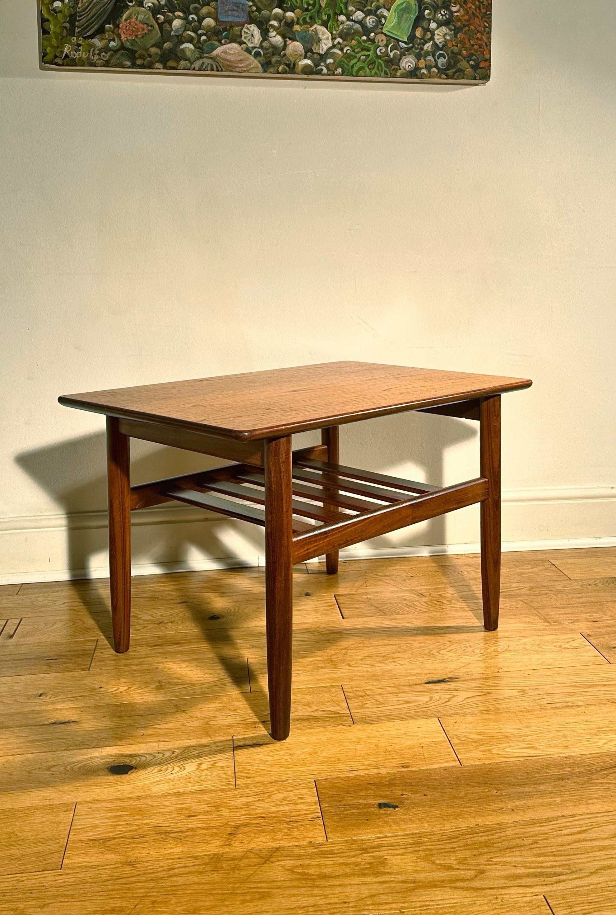  Mid-Century Teak Coffee Side Table with Magazine Rack by G Plan In Good Condition For Sale In London, GB