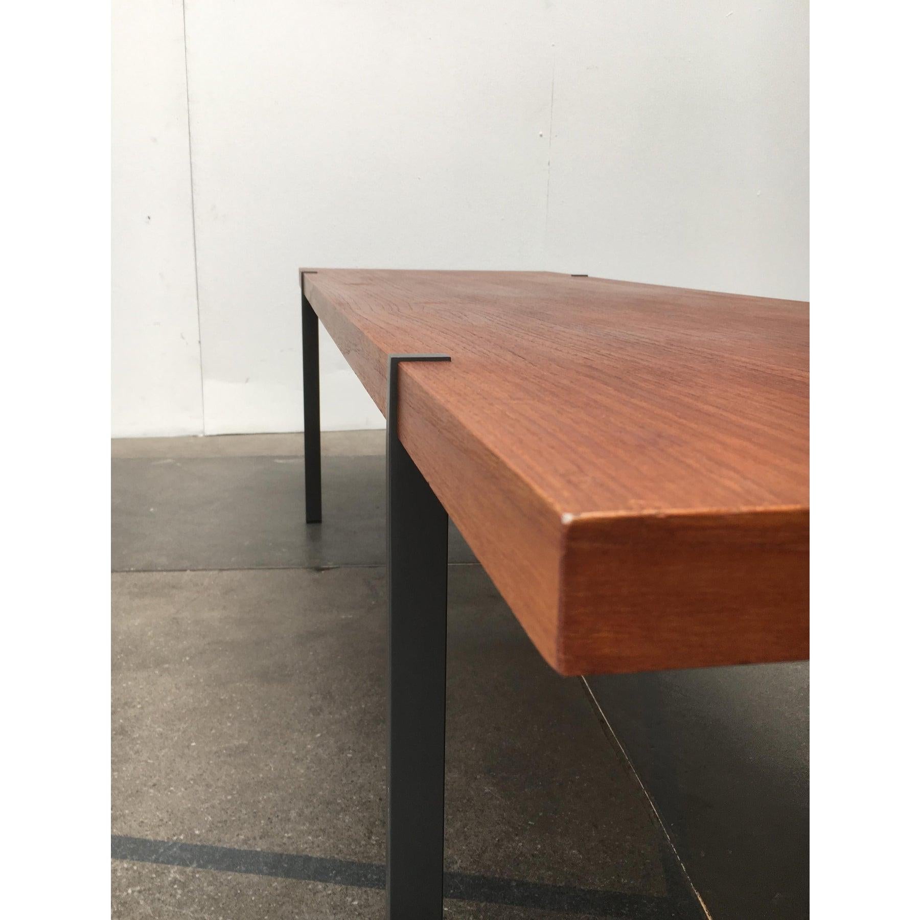Table basse en teck du milieu du siècle, années 1960 en vente 4