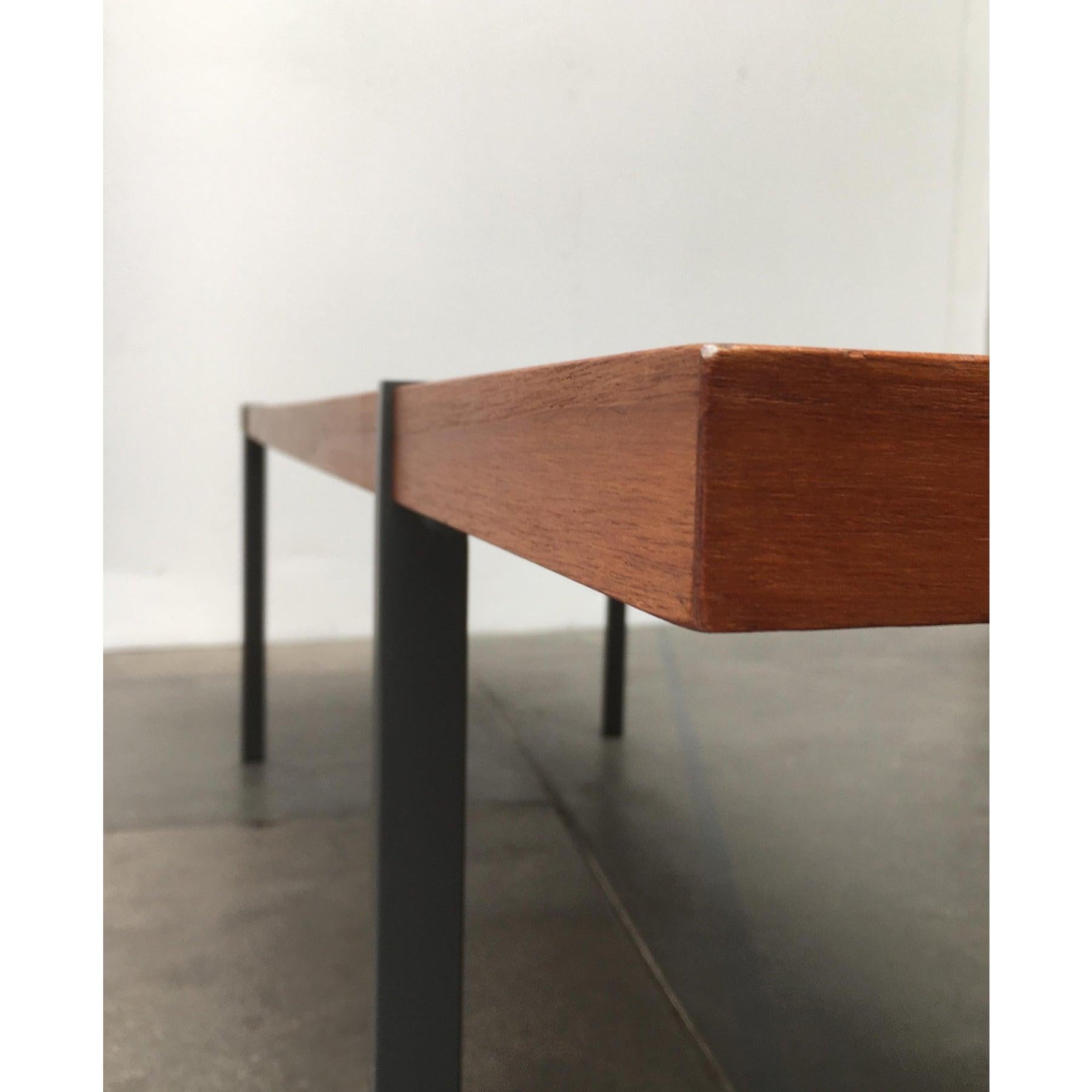 Table basse en teck du milieu du siècle, années 1960 en vente 5