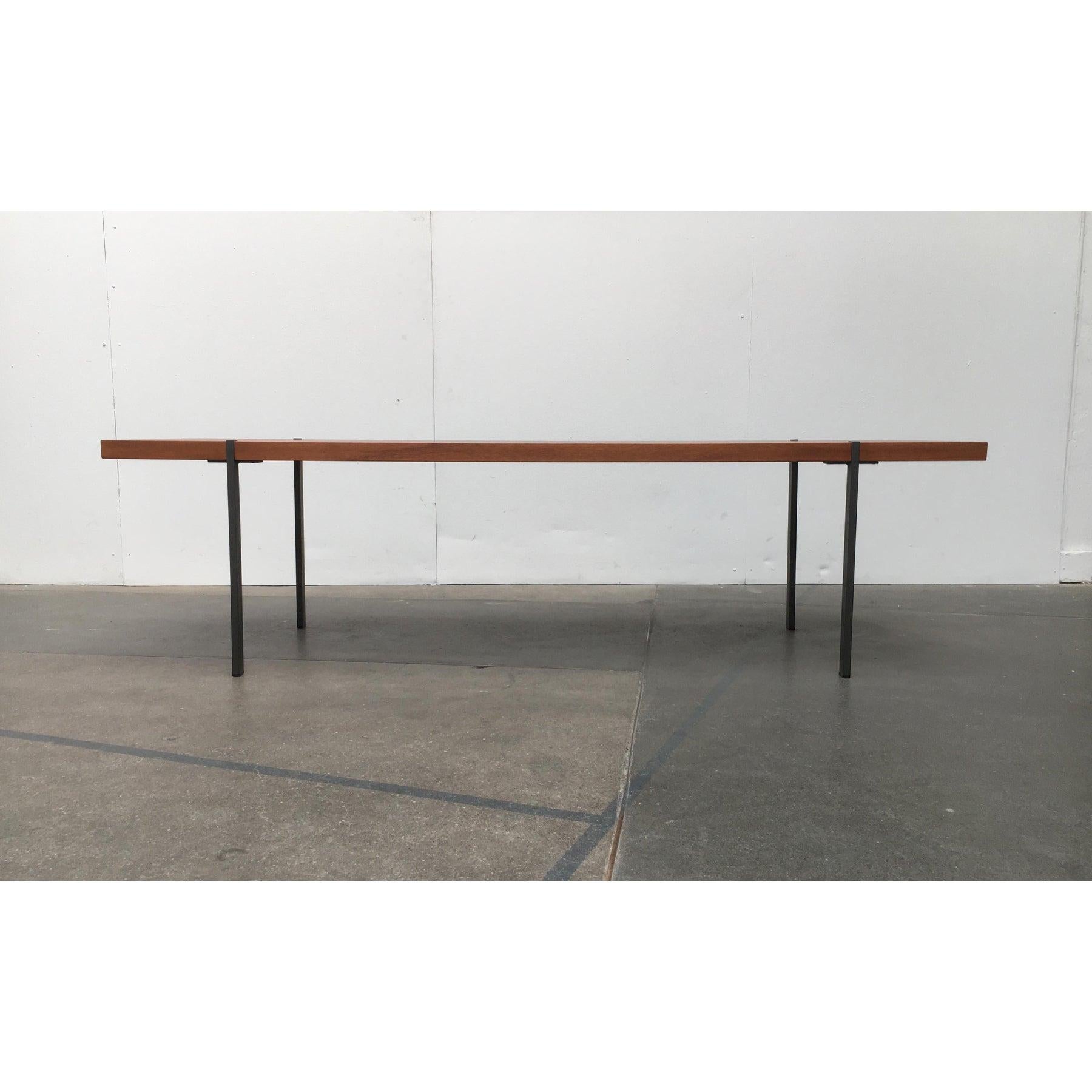 Table basse élégante avec finition en teck et pieds en acier.

Un design minimaliste. Le plateau de table en placage de teck, assez résistant, est maintenu par quatre pieds. Les pieds sont décalés vers l'intérieur de manière à ce que les extrémités