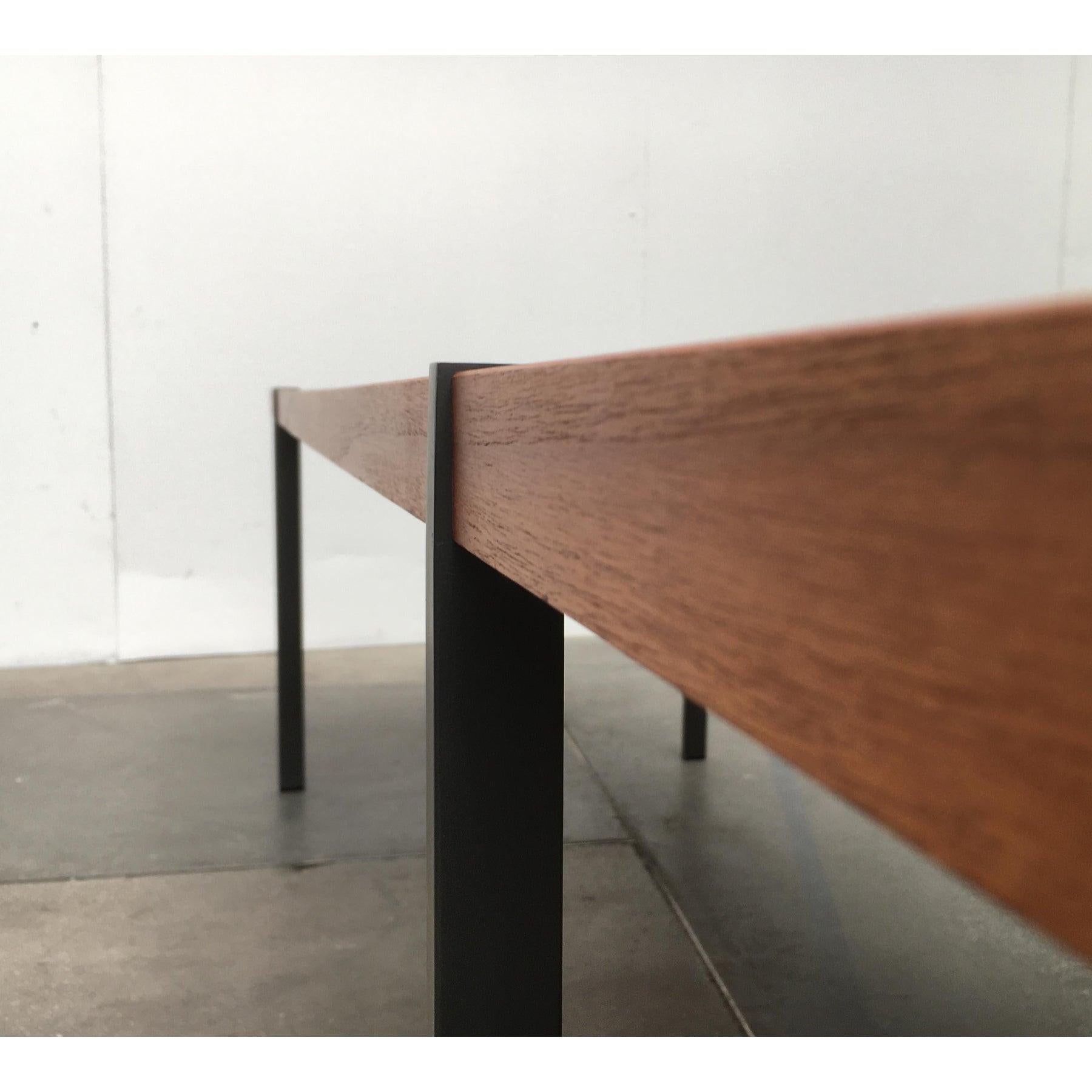 Table basse en teck du milieu du siècle, années 1960 en vente 1