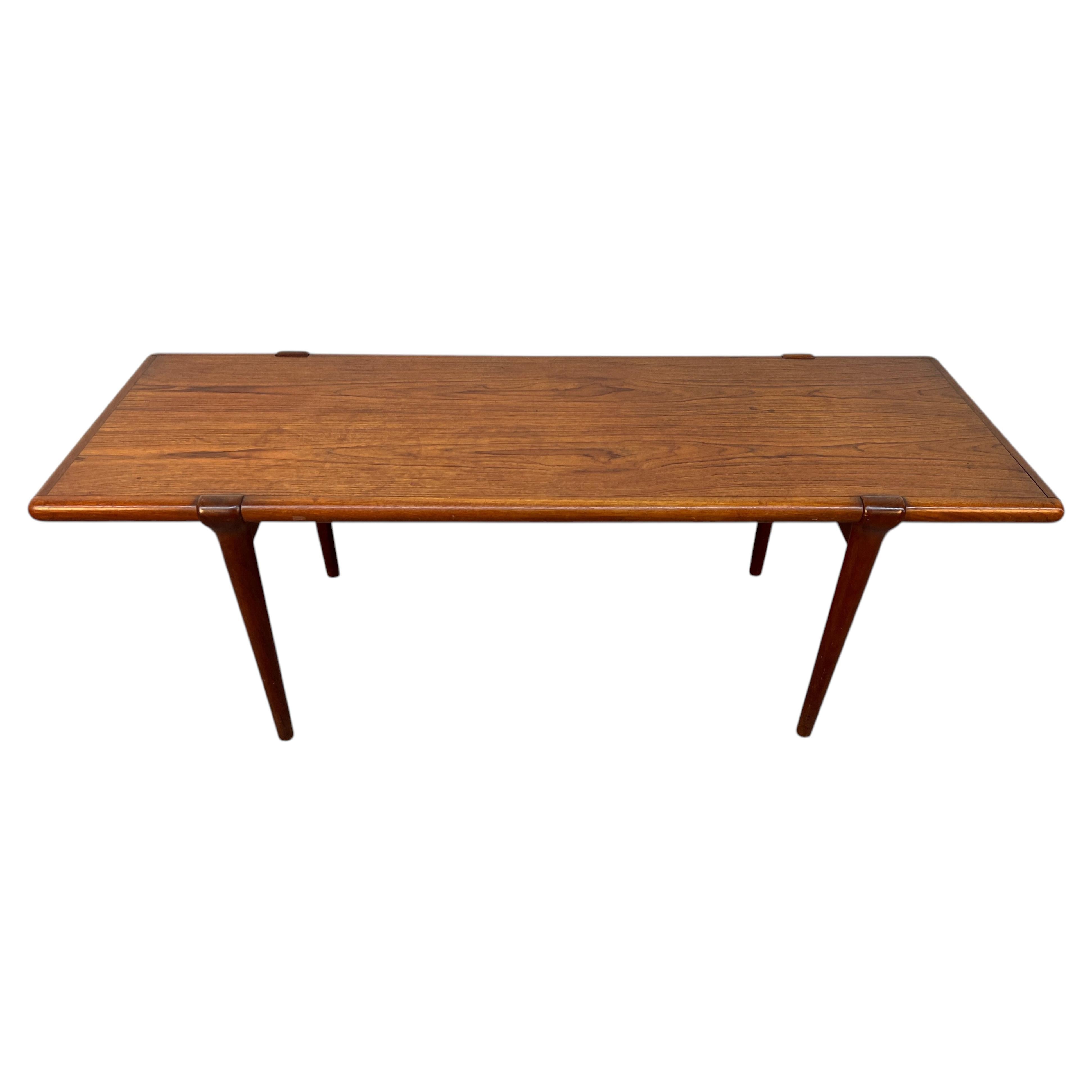 Mesa de centro de teca de mediados de siglo, de J.L. Møller, de Dinamarca