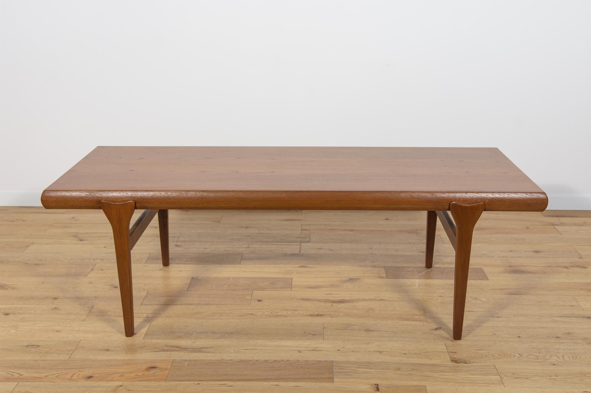 La table basse conçue par le designer danois Johannes Andersen pour l'usine CFC de Silkeborg dans les années 1960. Les meubles sont en teck. Un meuble de haute facture au niveau du design et de la fabrication, avec des formes uniques, conférant à la