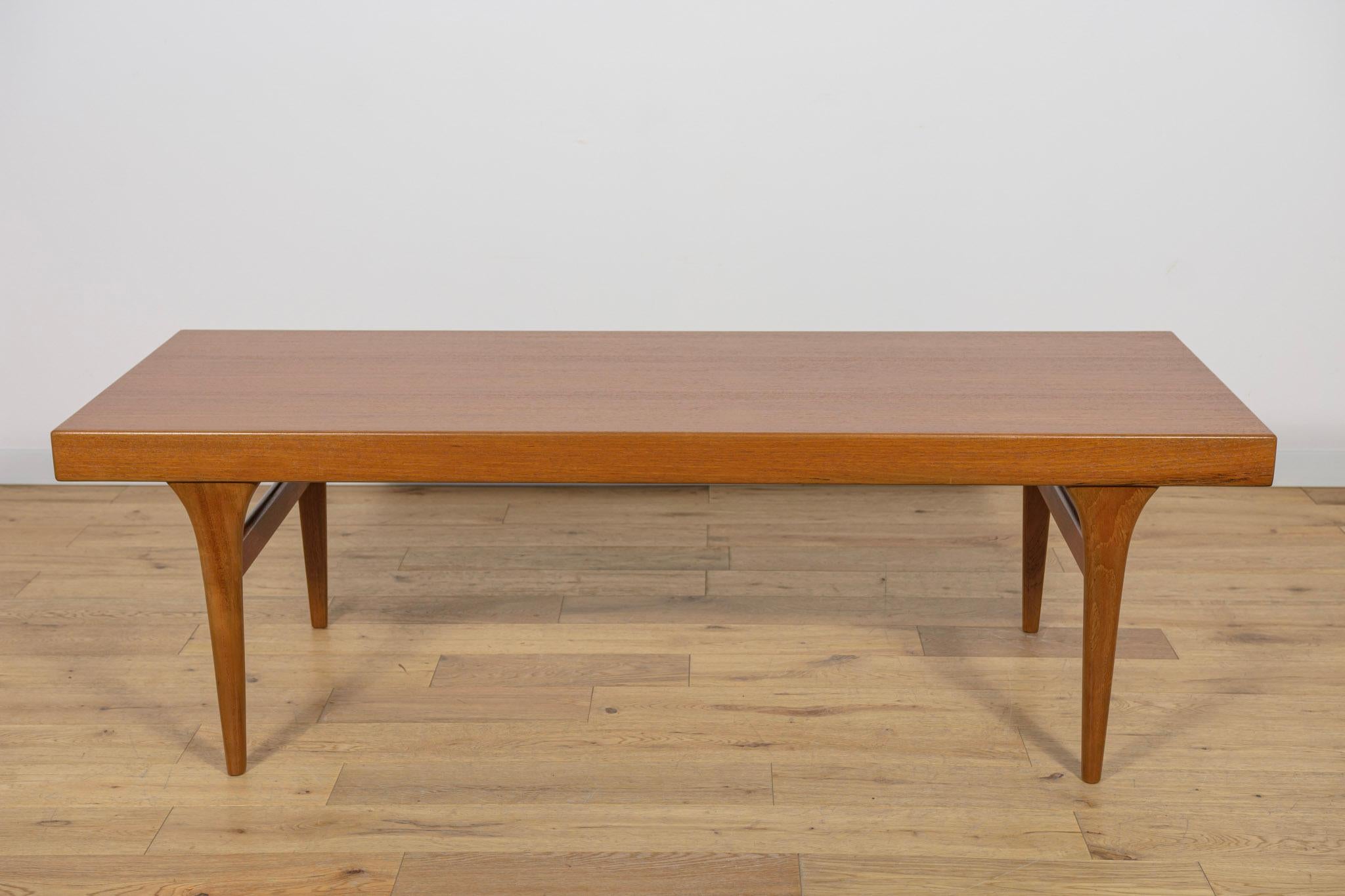 Mesa de centro diseñada por el danés Johannes Andersen para la fábrica CFC Silkeborg en la década de 1960. La mesa de centro es de madera de teca. Una mesa de centro con un diseño y una elaboración muy artesanales, con formas únicas, que dan a la