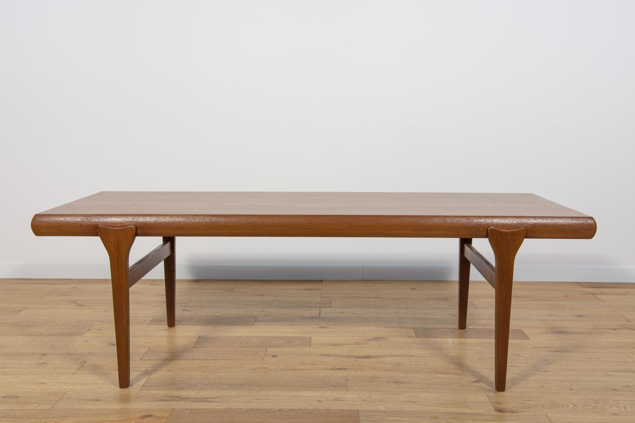 Mid-Century Modern Table basse en teck du milieu du siècle par Johannes Andersen pour CFC Silkeborg, Danemark. en vente