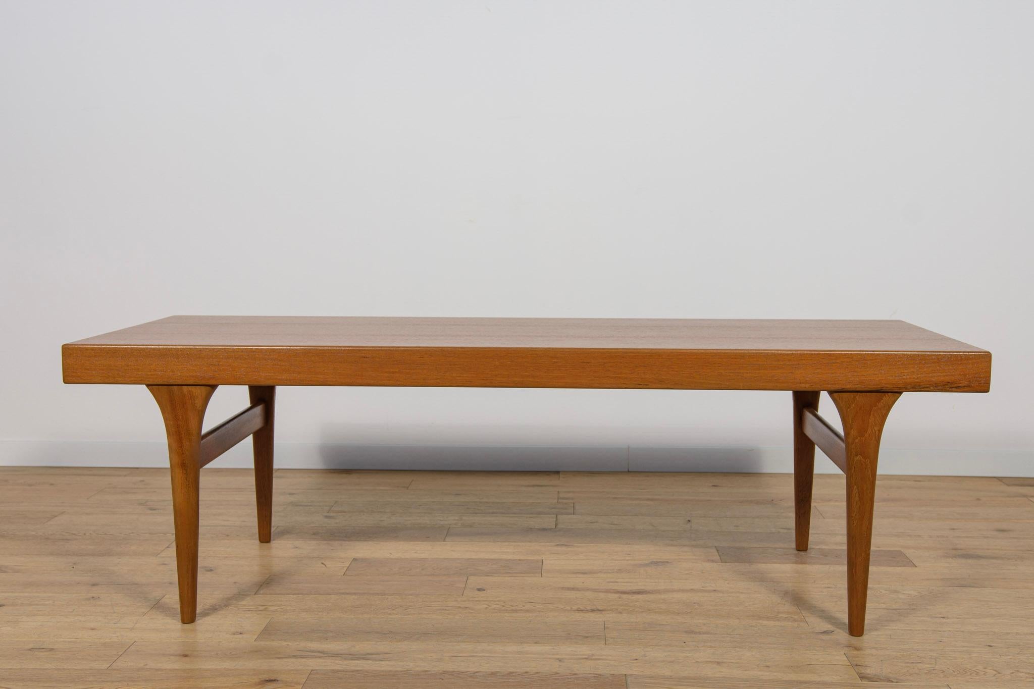 Mesa baja de teca de mediados de siglo de Johannes Andersen para CFC Silkeborg, Dinamarca. Moderno de mediados de siglo en venta