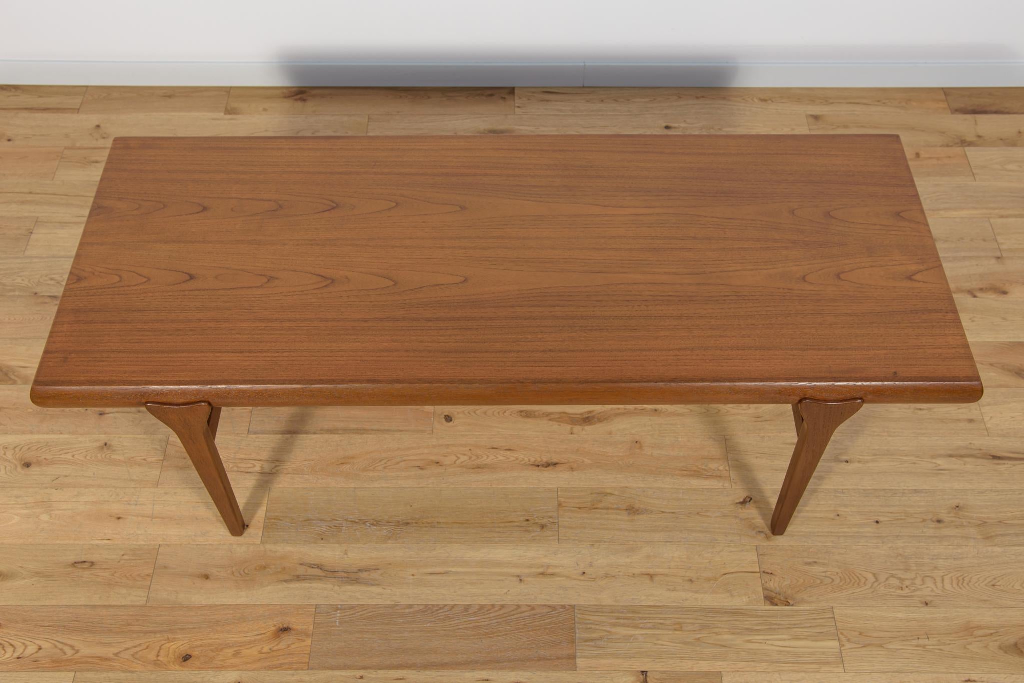 Danois Table basse en teck du milieu du siècle par Johannes Andersen pour CFC Silkeborg, Danemark. en vente