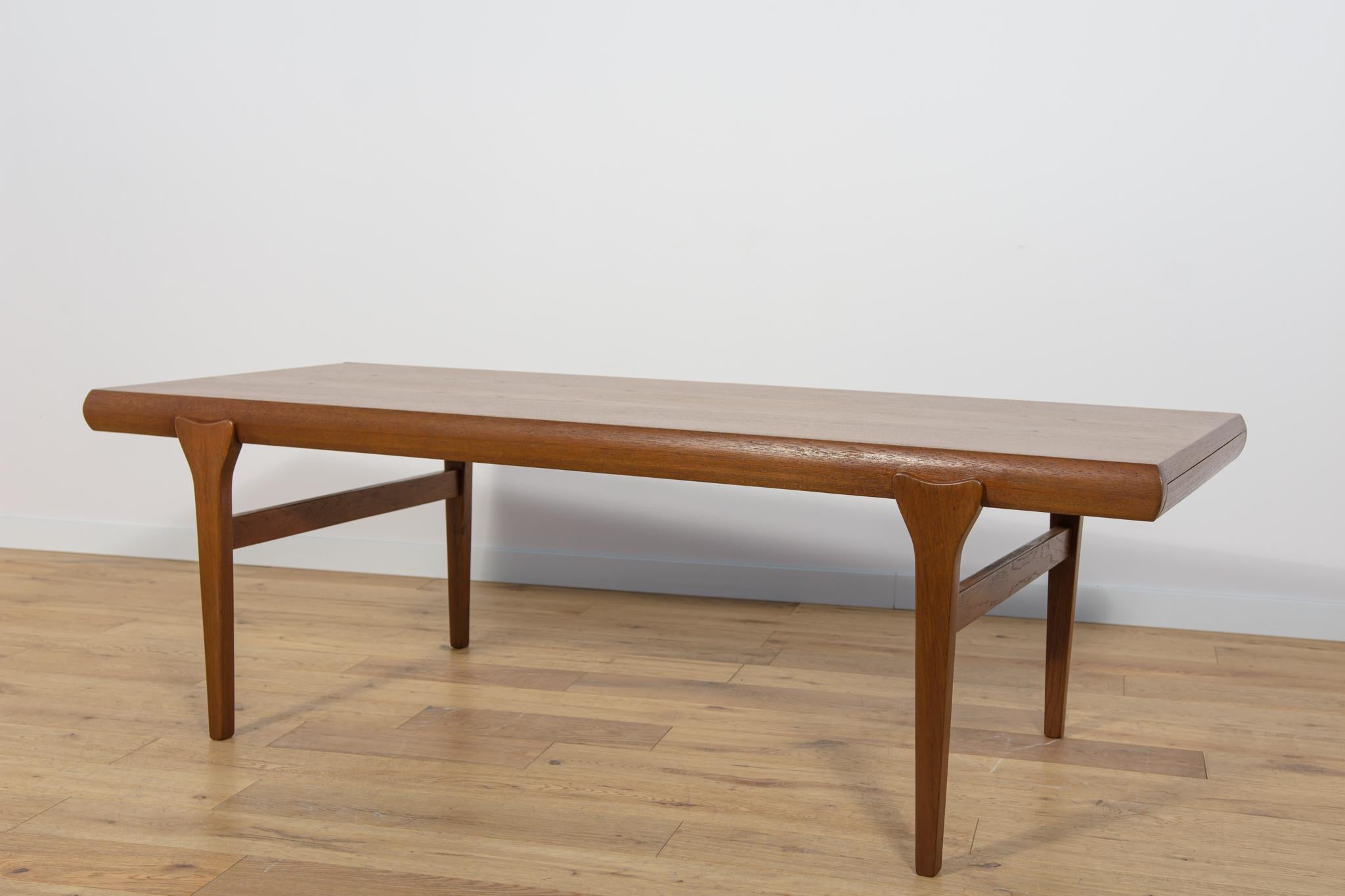 Travail du bois Table basse en teck du milieu du siècle par Johannes Andersen pour CFC Silkeborg, Danemark. en vente