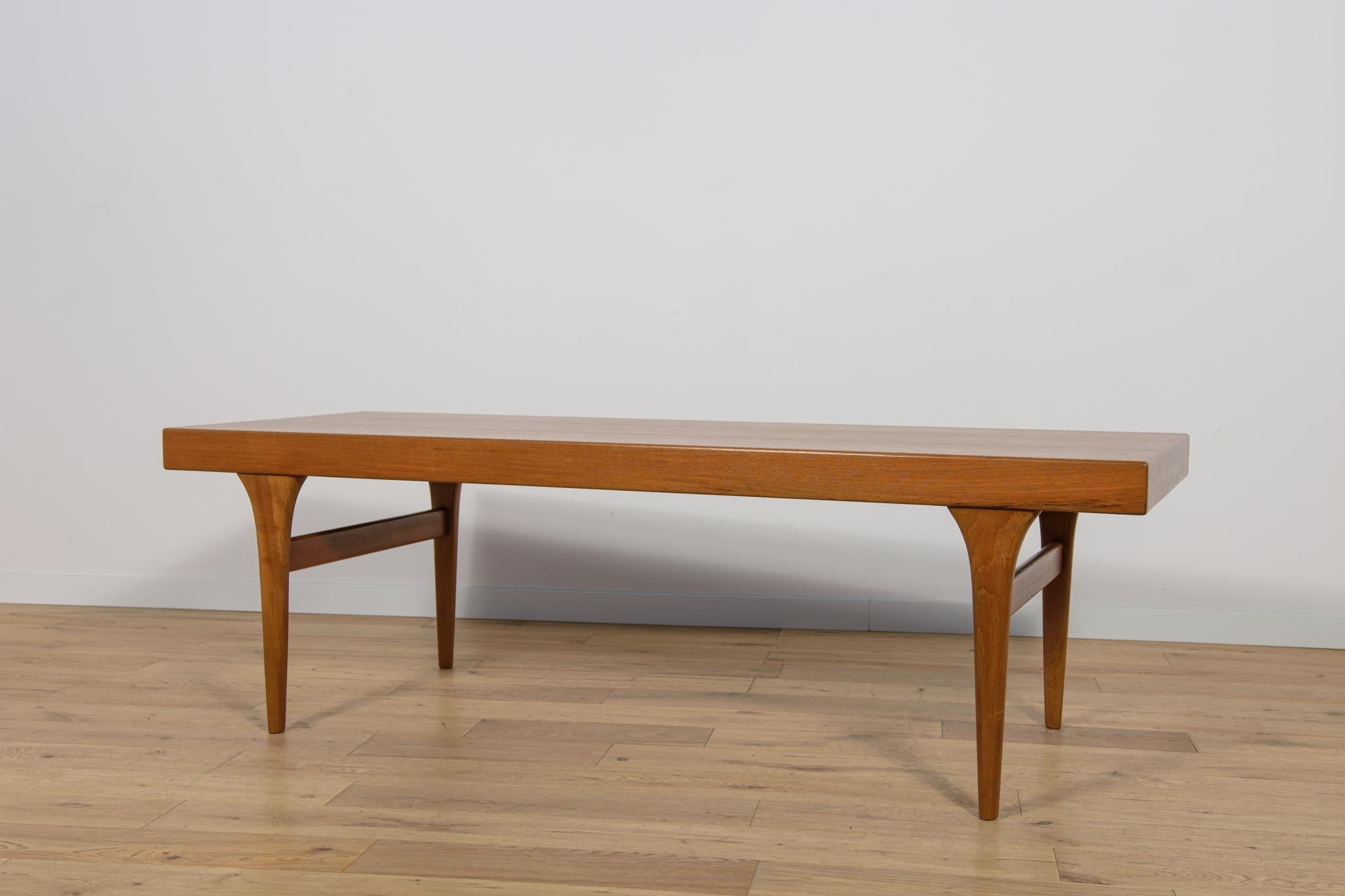 Mesa baja de teca de mediados de siglo de Johannes Andersen para CFC Silkeborg, Dinamarca. Carpintería en venta
